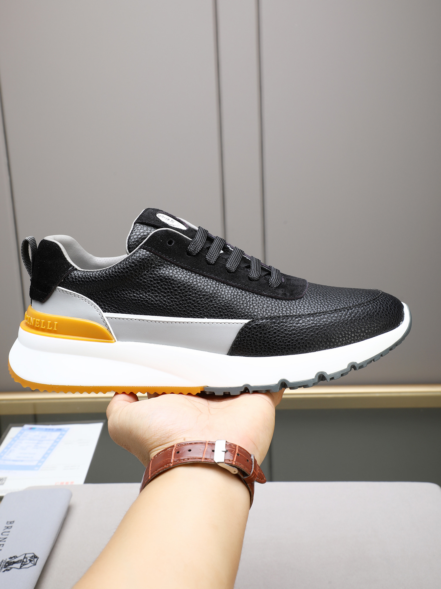 NO:541835,P 2025 new color scheme Brunello Cucinelli comes from Italy's world's top luxury brand. This BC men's shoes are carefully designed and are made of custom-made soft calfskin imported mesh cloth to wash the sheep!  The last structure is impeccable. The foot is comfortable and breathable, does not stuffy, does not fade, does not slip, and is environmentally friendly and harmless TPU bottom is integrated, clean and does not peel off. The texture is evident and luxurious. 4 colors are selected!  Code: 38-44 (45 customized), brunello cucinelli,cowhide19860909P 2025新配色 Brunello Cucinelli来自意大利的世界顶级奢侈品牌,此款BC男鞋更是精心设计,选用意大利定制柔软小牛皮进口网布洗羊里！楦型结构都无可挑剔.上脚舒服透气不闷脚,不掉色,不打滑,环保无害TPU大底一体成型,干净不开胶.质感爆棚 看得见的奢华 4色选！码:38-44(45定做),,brunello cucinelli,cowhide,Men's shoes