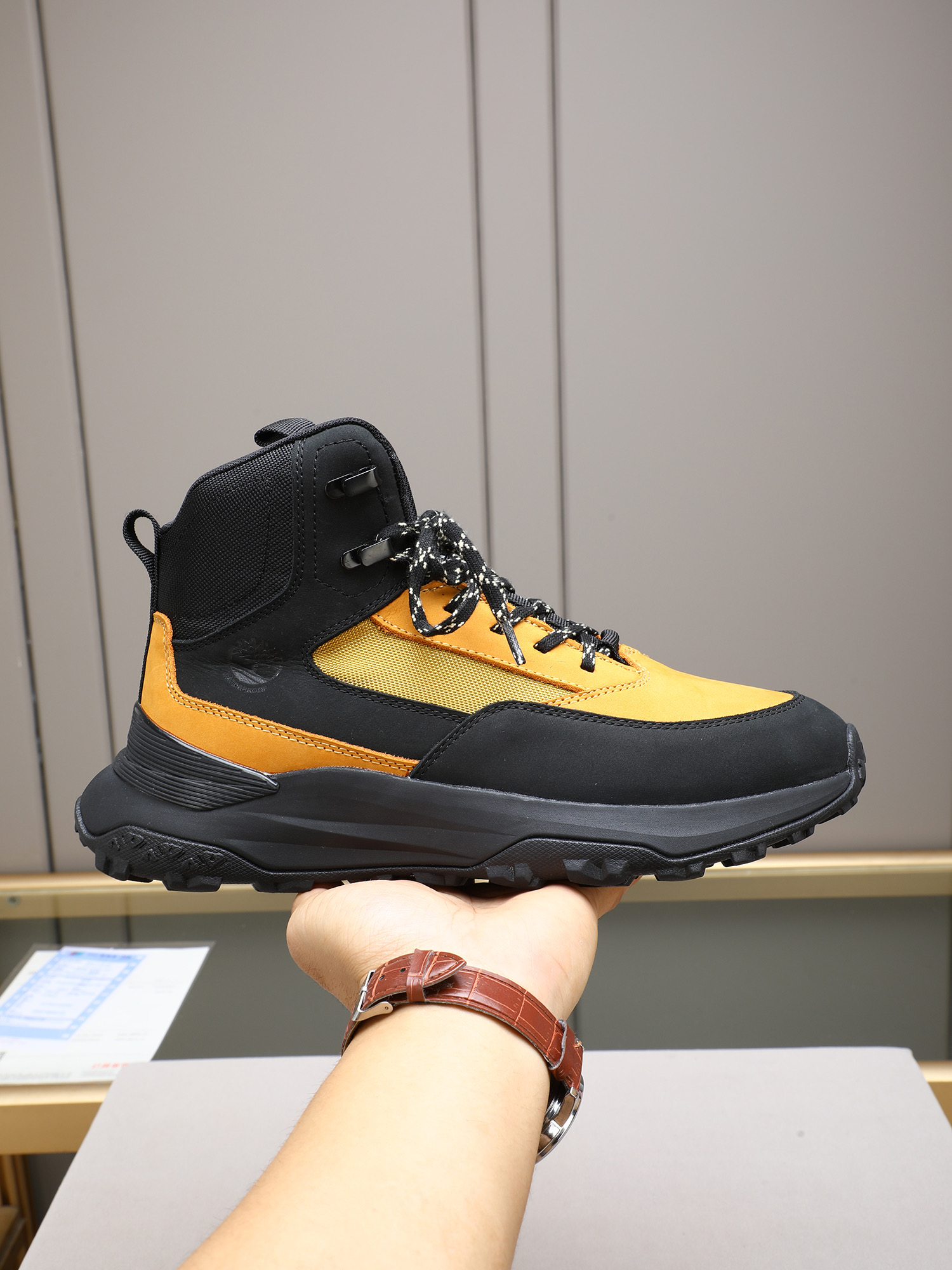 NO:555763,P【PIRI MAOLI】High-top new Timberland low-top outdoor casual shoes. Super best-selling model in the past. Original box and original packaging. It is equipped with anti-odor and anti-corrosion high-elastic insole to give you a perfect wearing experience. The quality is exquisite and durable. It is a must-have for sportsmen. It is specially designed to treat those who are not handsome. The high-quality foot feels first-class!  Size: 39 40 41 42 43 44 (38 45 customized),19860909P【皮里 毛里】高帮新款Timberland天伯伦 低帮户外休闲鞋 历年超级热销款 原盒原包装 搭配防臭防腐高弹力鞋垫,给您完美的穿着体验,质量考究耐穿,型男必备,专治不帅,高品质脚感一流！ 尺码: 39 40 41 42 43 44(38 45定做),,Men's shoes