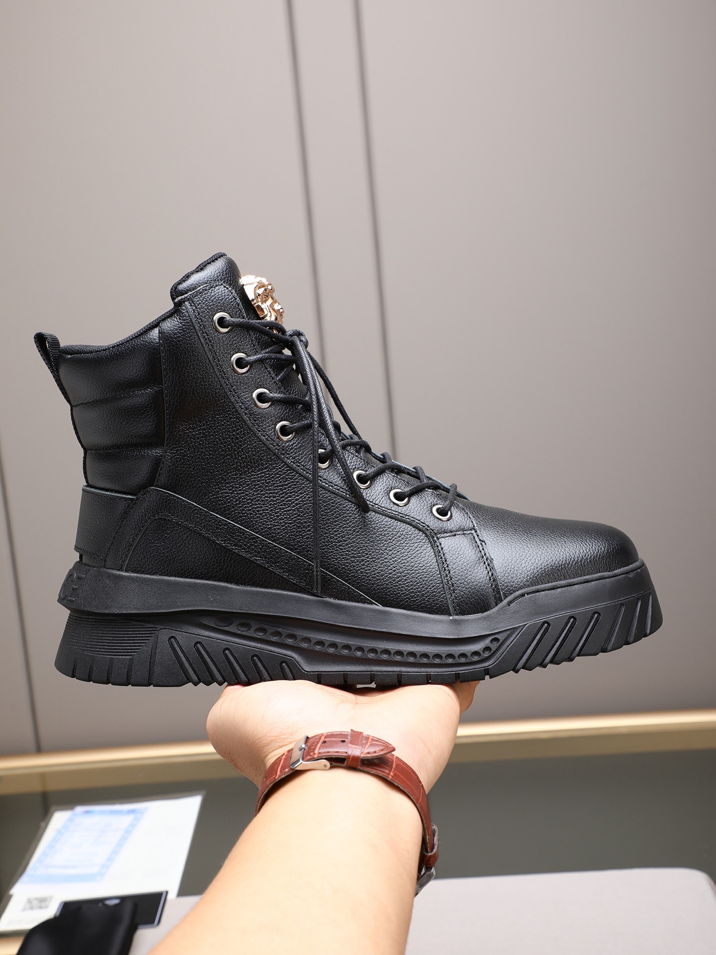 NO:555766,P【VERSACE】Versace fashionable men's shoes are of luxurious quality. The designers professionally create each Versace casual shoes and boots in different styles in each issue. The uppers are made of Italian imported cowhide, and the comfortable mesh is comfortable for the feet. It gives you a high-profile and luxurious comfort experience. Size 38-44 (45 customized) available in multiple colors, versace, versace, boots, cowhide19860909P【VERSACE】范思哲时尚男鞋奢华品质,设计师在每一期都专业打造出范思哲每一款休闲鞋靴风格不一.鞋面采用意大利进口牛皮拼接,舒适网里上脚舒适.给你高调奢华的舒适体验 码数38-44(45定做)多色可选,,versace,versace,boots,cowhide,Men's shoes