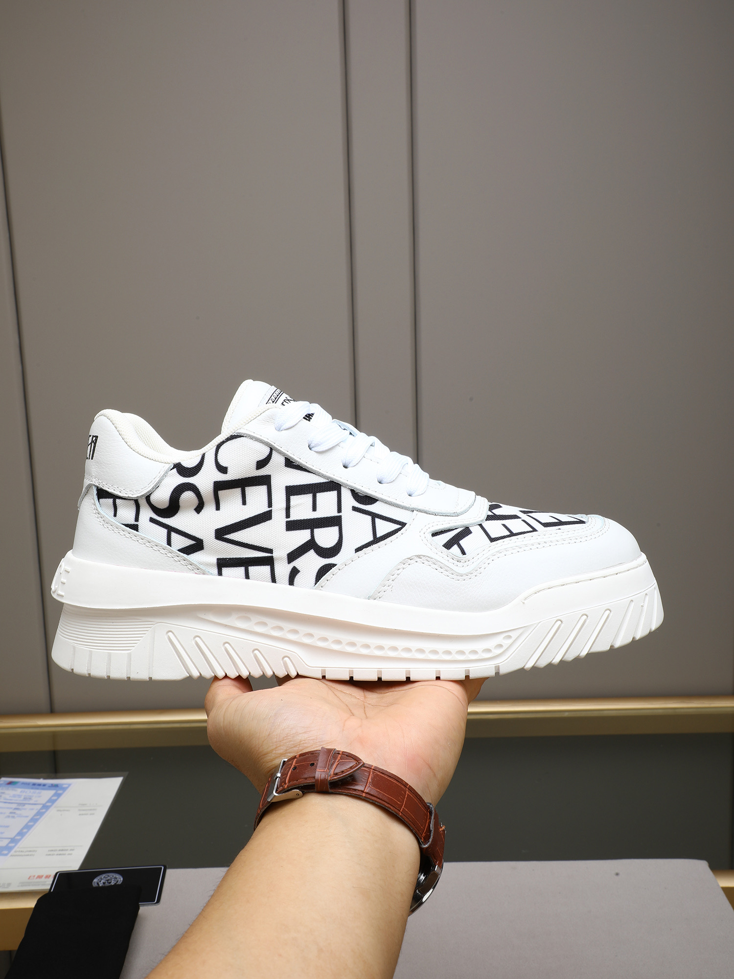 NO:555768,P VERSACE Versace fashionable casual shoes, a perennial best-seller. Fabric: first-layer cowhide with exquisite three-dimensional embroidery. Lining: breathable mesh lining. Original outsole with molded outsole. Size: 38-44 (45 is custom-made and cannot be returned or exchanged),,versace,versace,cowhide.19860909P VERSACE范思哲时尚休闲鞋 常年热卖款 面料:头层牛皮精美立体刺绣 内里:透气网里 原版大底开模大底 尺码:38-44（45定做不退换）,,versace,versace,cowhide,Men's shoes