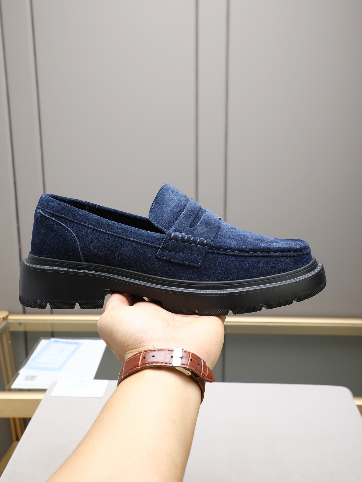 NO:555809,P [available on Tmall and Taobao major platforms] Prada men's hot-selling fine casual leather shoes, imported first-layer frosted cowhide loafers combine exquisite elements with modern charm, are strong in toughness, resistant to folding, not easily deformed, and durable in wear!  Water-stained sheep and cow pads!  Foam ultra-light wear-resistant outsole, code number 38-44 (45 is custom-made, non-refundable and non-exchangeable), prada, prada, loafers, cowhide19860909P【可天猫,淘宝各大平台】Prada普拉达男士热卖精品休闲皮鞋,进口头层磨砂牛皮乐福鞋将工致元素与摩登魅力融合,韧性强耐折不易变形,经久耐穿！水染羊里牛垫！发泡超轻耐磨大底,码数38-44（45定做不退不换）,,prada,prada,loafers,cowhide,Men's shoes