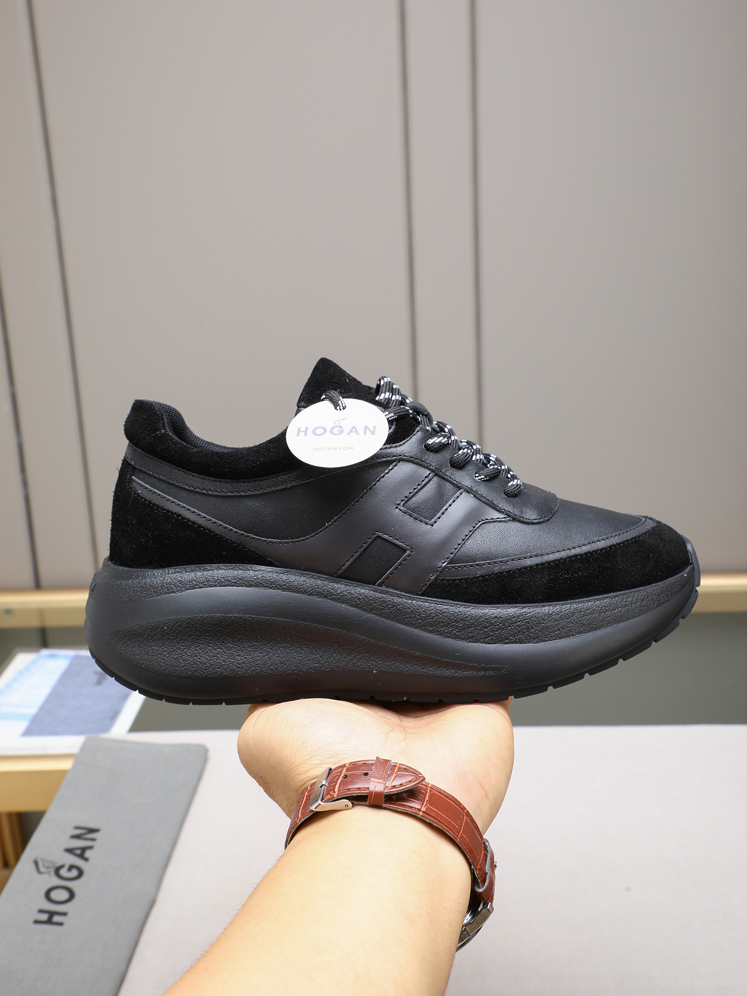 NO:556441,P Hogan new model, exclusive one-to-one mold opening, HOGAN Chunky  The H696 series is exquisitely designed, shining with reverie and expectations, showing the trendy style, and the unique thick soles are comfortable and make the body tall and slender. It tells the new daily image, writes the modern background, and triggers multi-faceted inspiration. This sports casual shoe is made of Nappa  Made of cowhide and suede leather, new and dynamic, with rounded lines on the upper, embellished with enlarged H letters on the side, exquisite and unique workmanship, memory foam insole is lightweight and comfortable. Sizes 35-40.,,hogan,cowhide19860909P 霍根新款,独家一比一开模,HOGAN Chunky H696系列设计精巧,闪耀遐想期许,展映型格新潮,个性厚底舒适又使身姿挺拔修长,述说日常新象,写就现代底色,触发多面灵感.本款运动休闲鞋以纳帕牛皮拼绒面皮料制成,新款动感,鞋面线条圆润,侧边点缀加大H字母,做工精巧别致,记忆泡沫内底轻巧舒适.35-40码.,,hogan,cowhide,Men's shoes