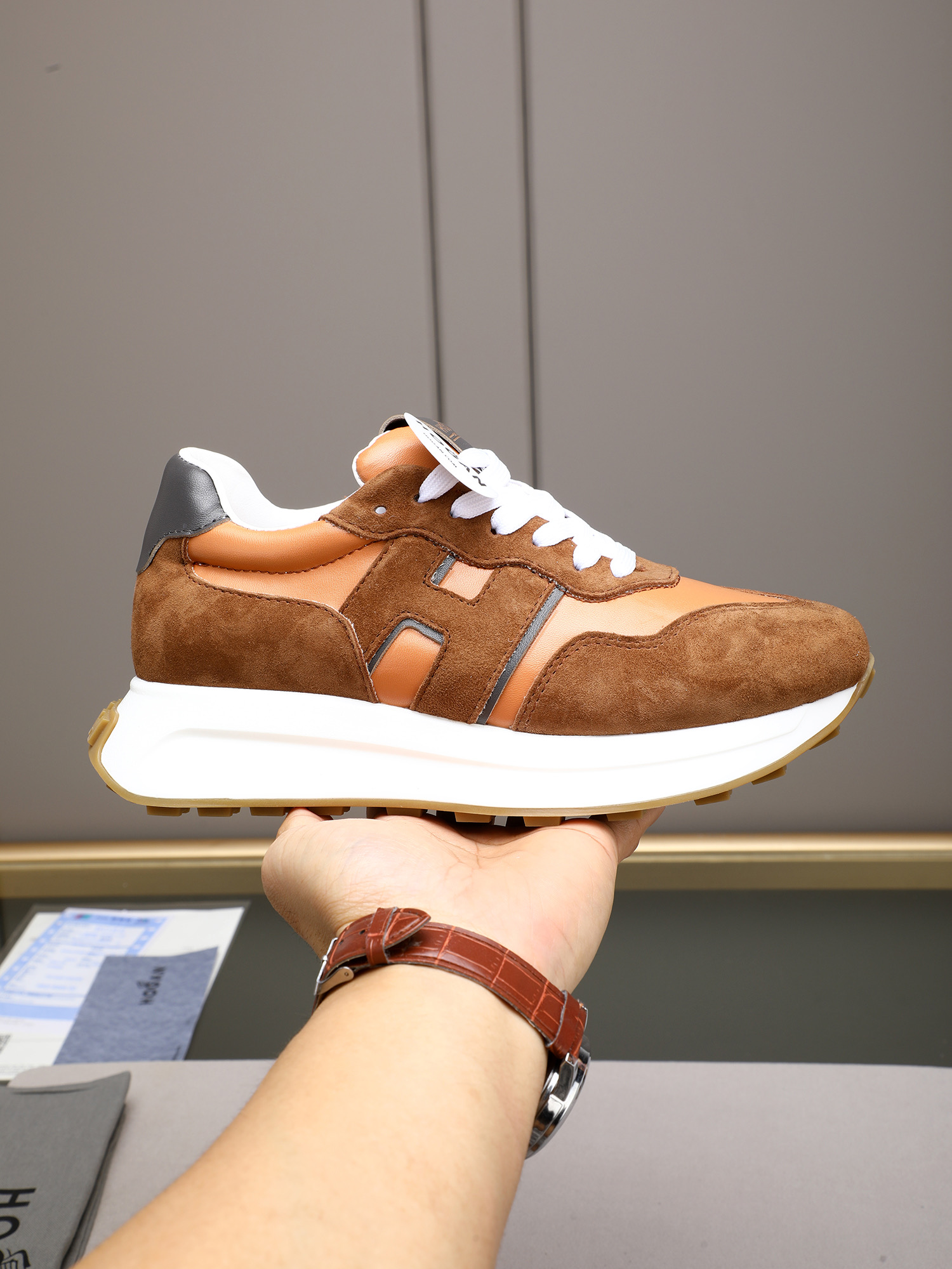 NO:556448,P HOGAN·Horgan H-STRIPES series of thick-soled biscuit shoes, airship shoes and casual sports shoes for couples. The top version is purchased from the original version, developed and manufactured. This H-STRIPES series of sports shoes adopts the thick-soled design of vertical strips and ripples, which makes the whole shoe full of new vitality, shuttle style and imaginative style, seize the focus of attention, and set off a modern urban trend. The fabric is made of original custom-made imported cowhide material. The inner lining is made of original custom-made breathable mesh. The sole is made of exclusive molded ultra-light foam material.  The bottom thickness is about 5.5cm, the size is 35-40 for women and 39-44 for men (38 45 customized), hogan, sneakers, cowhide19860909P HOGAN·霍根 H-STRIPES系列情侣款厚底饼干鞋飞艇鞋休闲运动鞋.顶级版本原版购入开发做货 此款H-STRIPES系列运动鞋采用竖条和波纹的厚底设计,令整鞋焕发新意活力,穿梭型格畅想,抢占视线焦点,再掀现代感都市风潮. 面料原版定制进口牛皮材质 内里原版定制透气网里 鞋底独家开模超轻发泡材质 底厚约5.5cm 码数女35-40 男39-44(38 45定做),,hogan,sneakers,cowhide,Men's shoes