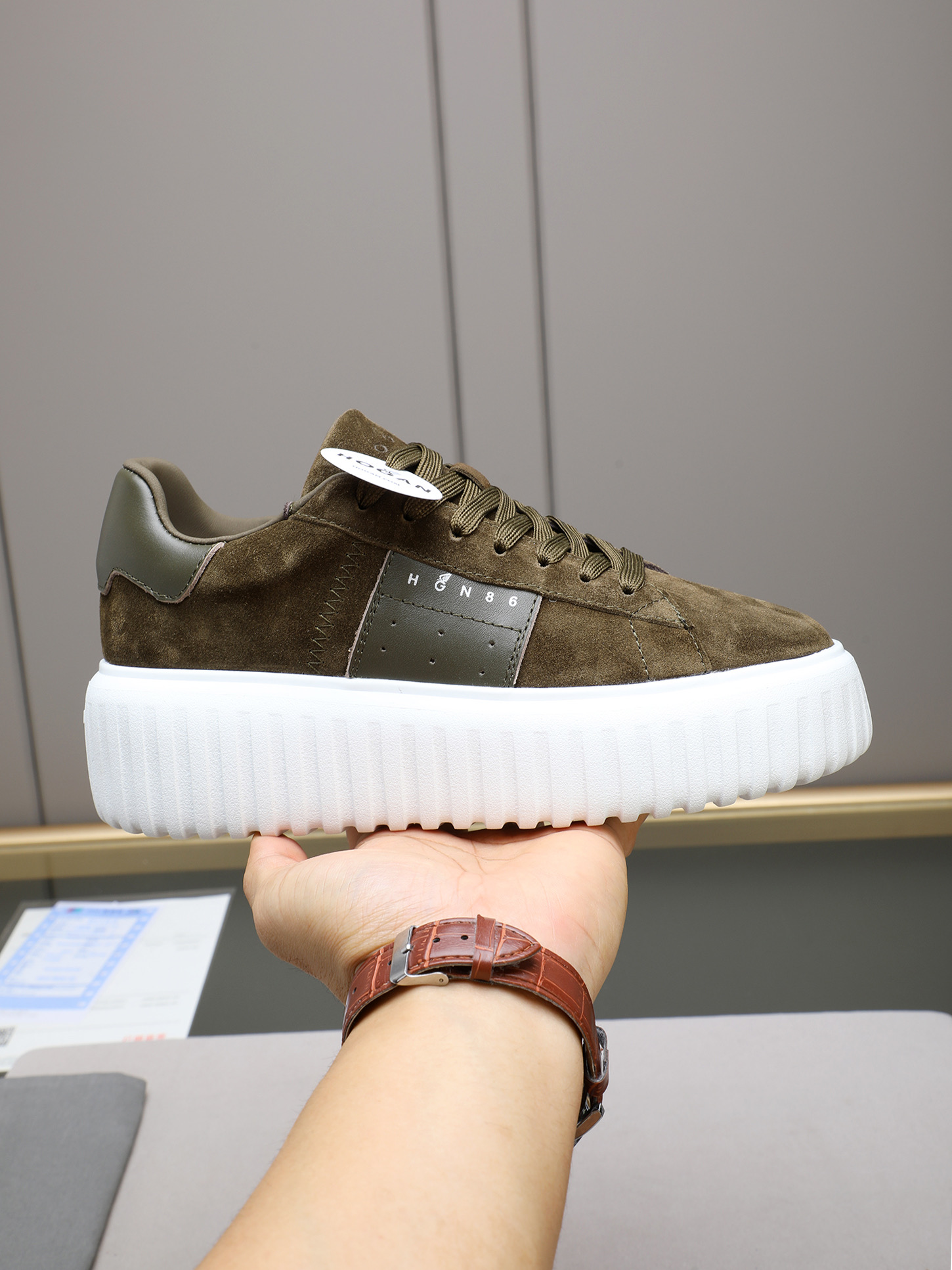 NO:556454,P HOGAN·Horgan H-STRIPES series of thick-soled biscuit shoes, airship shoes and casual sports shoes for couples. The top version is purchased from the original version, developed and manufactured. This H-STRIPES series of sports shoes adopts the thick-soled design of vertical strips and ripples, which makes the whole shoe full of new vitality, shuttle style and imaginative style, seize the focus of attention, and set off a modern urban trend. The fabric is made of original custom-made imported cowhide material. The inner lining is made of original custom-made breathable mesh. The sole is made of exclusive molded ultra-light foam material.  The bottom thickness is about 5.5cm, the size is 35-40 for women and 39-44 for men (38 45 customized), hogan, sneakers, cowhide19860909P HOGAN·霍根 H-STRIPES系列情侣款厚底饼干鞋飞艇鞋休闲运动鞋.顶级版本原版购入开发做货 此款H-STRIPES系列运动鞋采用竖条和波纹的厚底设计,令整鞋焕发新意活力,穿梭型格畅想,抢占视线焦点,再掀现代感都市风潮. 面料原版定制进口牛皮材质 内里原版定制透气网里 鞋底独家开模超轻发泡材质 底厚约5.5cm 码数女35-40 男39-44(38 45定做),,hogan,sneakers,cowhide,Men's shoes