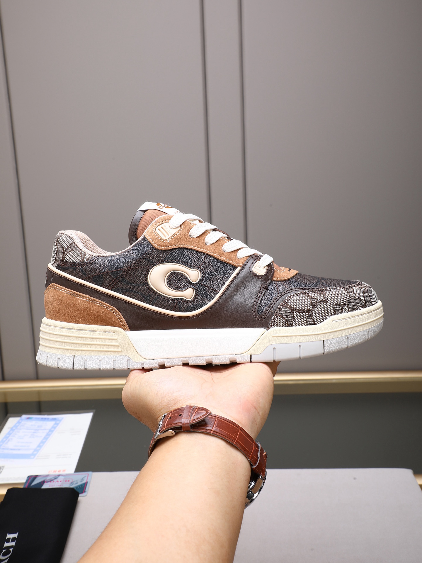 NO:556829,New on P official website!  COACH's exclusive new men's low-top casual lace-up sneakers, casual, fashionable and versatile, can be worn in all seasons!  !  Sneakers can be said to be the most popular type of shoe every year. They are a trendy choice for today's young people. This casual men's shoe adopts a convenient lace-up design, which further improves the comfort, fit and breathability of the upper foot!  !  The upper material is imported cowhide!  High-end atmosphere, adding visual layering, more casual and fashionable, showing a fresh and energetic side, breathable mesh interior!  Comfortable on the feet, soft and breathable, official website anti-slip and wear-resistant outsole, multiple colors to choose from!  Sizes 39, 40, 41, 42, 43, 44 standard size (38 45 customized),,coach,coach,cowhide19860909P 官网上新！COACH蔻驰独家新款男士低帮休闲系带板鞋,休闲时尚百搭款,四季可穿！！板鞋可以说是每年最流行的一款鞋了,适合现在年轻人的潮流选择,这款休闲男鞋采用便捷的系带设计,更加提升上脚舒适贴合度,透气度！！鞋面材质进口牛皮！高端大气,增添视觉上的层次感,更加休闲时尚,展现出清新活力的一面,内里透气网里 ！上脚舒适,柔软透气,大底官网防滑耐磨大底,多色选！尺码39、40、41、42、43、44标准码（38 45定做）,,coach,coach,cowhide,Men's shoes