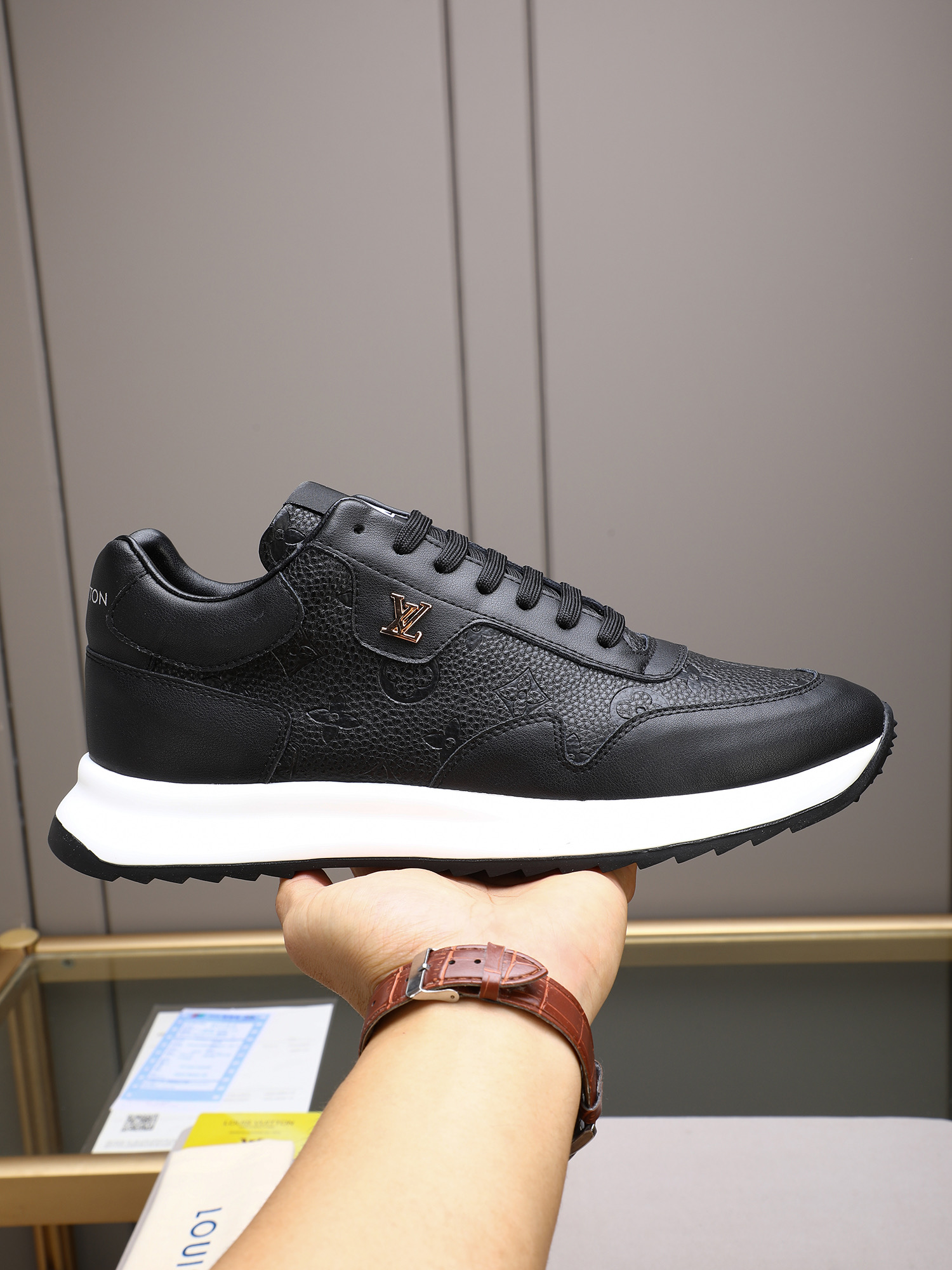 NO:558240,P【LV】Imported calfskin embossed, breathable first-layer sheep lining, fashionable and crisp, atmospheric personality, more fashionable, eye-catching and pursuing class. It will subvert old ideas and be a must-have for fashionistas who want to spend time with you! Must keep it for yourself! High-end comfort and low-end, high-end quality workmanship. 38-44 (customized for 45), louis vuitton, cowhide19860909P【LV】进口小牛皮压花,透气头层羊里时尚干脆、大气个性更潮更抢眼更追求档次,它将颠覆旧念,与您共度时尚潮人必备! 必自留 ! 高大上的舒适大低,高端品质做工.38-44（45定做）,,louis vuitton,cowhide,Men's shoes