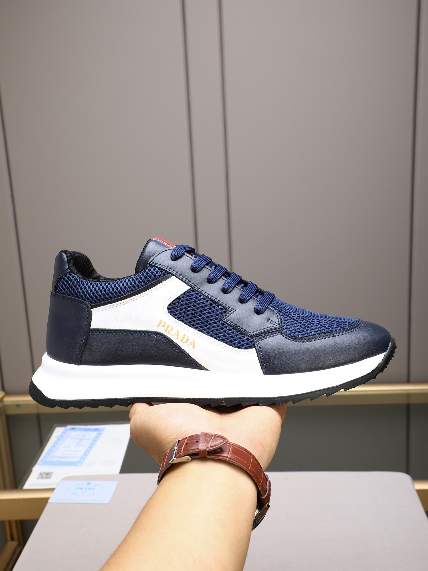 NO:558250,P Prada/Prada's new men's casual sports shoes, low-top lace-up sports shoes, fashionable and generous style, made of first-layer cowhide stitching and breathable mesh, soft, comfortable and breathable, tongue letter LOGO, finely crafted details, lightweight foam sole, fashionable and versatile!  Size38-44(45 customized),,prada,prada,sneakers,cowhide19860909P Prada/普拉达新款男士休闲运动鞋,运动鞋低帮系带款 款式时尚大方 头层牛皮拼接透气网面打造 柔软舒适透气 鞋舌字母LOGO标 细节精工细作 轻质发泡底,时尚百搭！ Size38-44(45定做),,prada,prada,sneakers,cowhide,Men's shoes