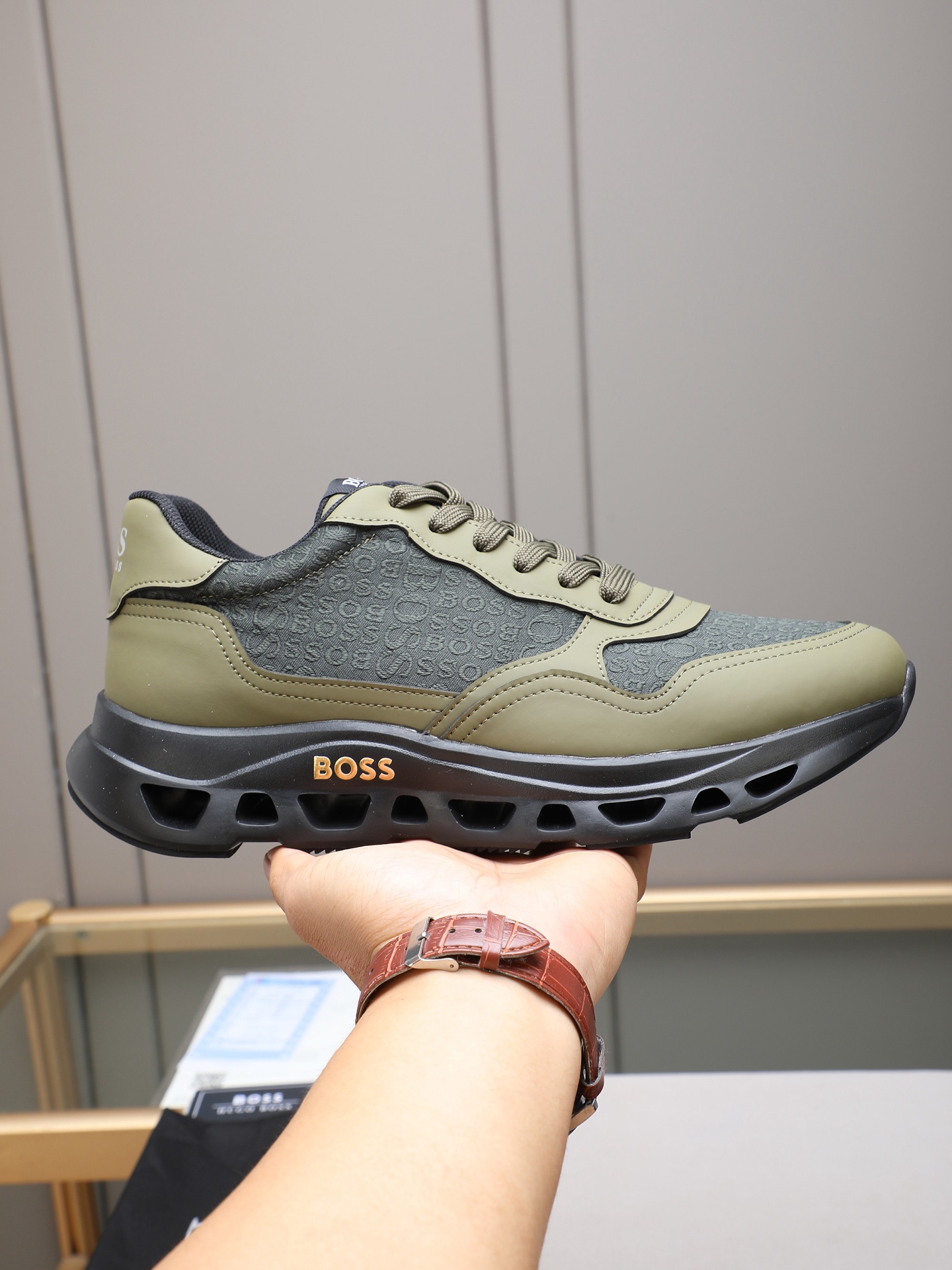 NO:574604,P BOSS new luxury sports shoes, with a dynamic appearance, simple shape, made of imported glue splicing and special materials, breathable and comfortable, brand logo decoration on the tongue, sweat-absorbent mesh lining, comfortable foot feel. Contrasting soles with a sense of technological impact, a trendy model for outdoor urban sports!  Size38-44 (45 customized),,sneakers19860909P BOSS新品奢潮运动鞋,动感外观,简约造型、进口滴胶拼接殊材质打造,透气舒适,鞋舌品牌logo装饰,吸汗网面内里,舒适脚感.具有科技冲击感对比鞋底,户外都市运动风潮款！ Size38-44（45定做）,,sneakers,Men's shoes