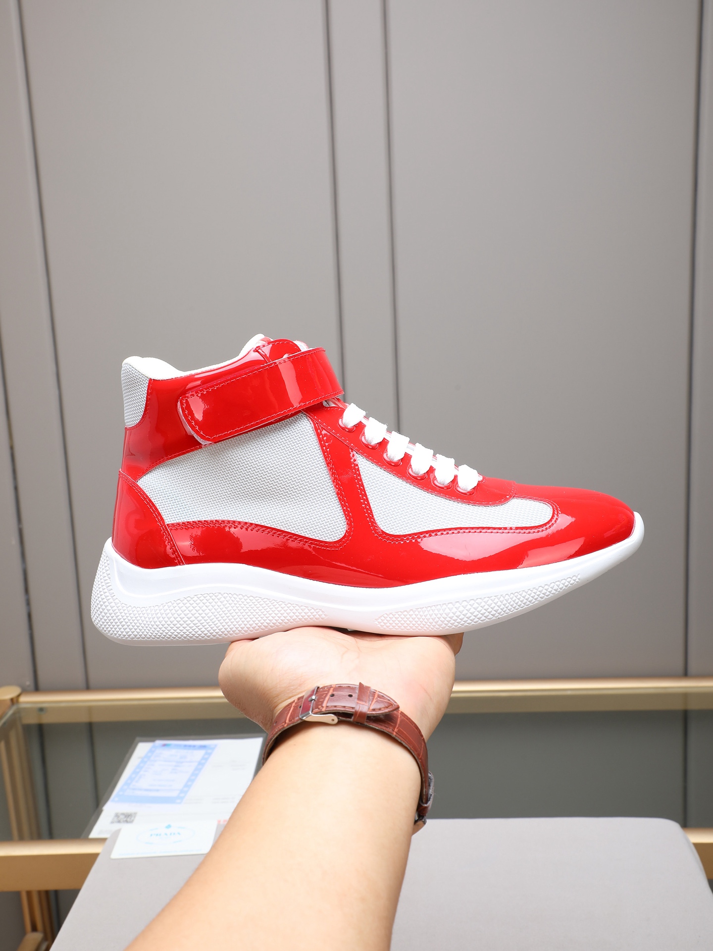 NO:574611,P Prada～Prada men's autumn and winter high-top casual shoes are made with fine workmanship and made from imported materials. The upper is made of imported calfskin mesh and lining. It is a simple and fashionable item!  4 colors to choose from!  38-44 (45 customized),,prada,prada,cowhide19860909P Prada～普拉达男士秋冬高帮休闲鞋,精工细作,原厂进口材质,鞋面为进口小牛皮网面网里,简约时尚单品！4色选！38-44（45定做）,,prada,prada,cowhide,Men's shoes