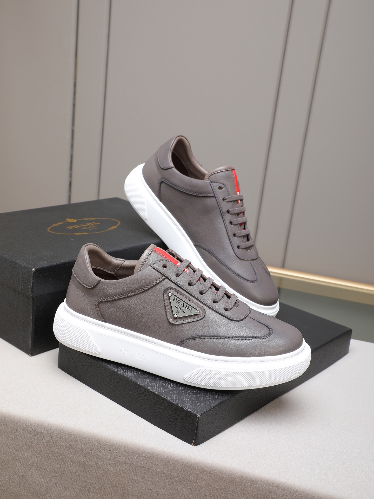 PP310 Prada/普拉达 男士新款休闲鞋,这款鞋面采用进口小牛皮+羊里!外侧饰以P家经典金属三角珐琅徽标,大底采用防滑运动发泡超轻大底,上脚脚感很好,洋气时髦单品!
Size:38-44(45定做)