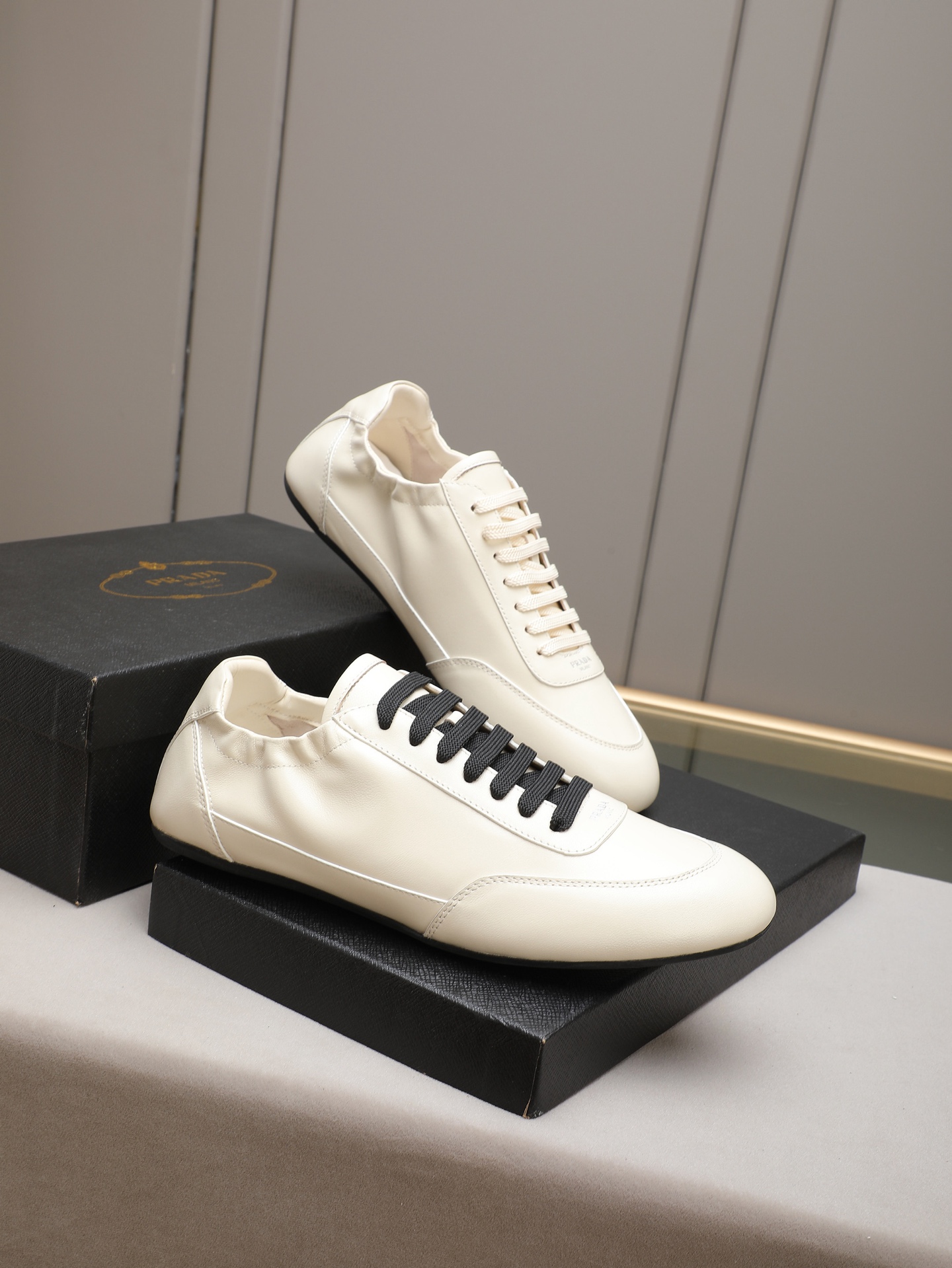 实价330 普拉达PRADA,原版1比1开发。面料羊皮➕进口水染羊里,橡胶大底,码数38至44(45定做)