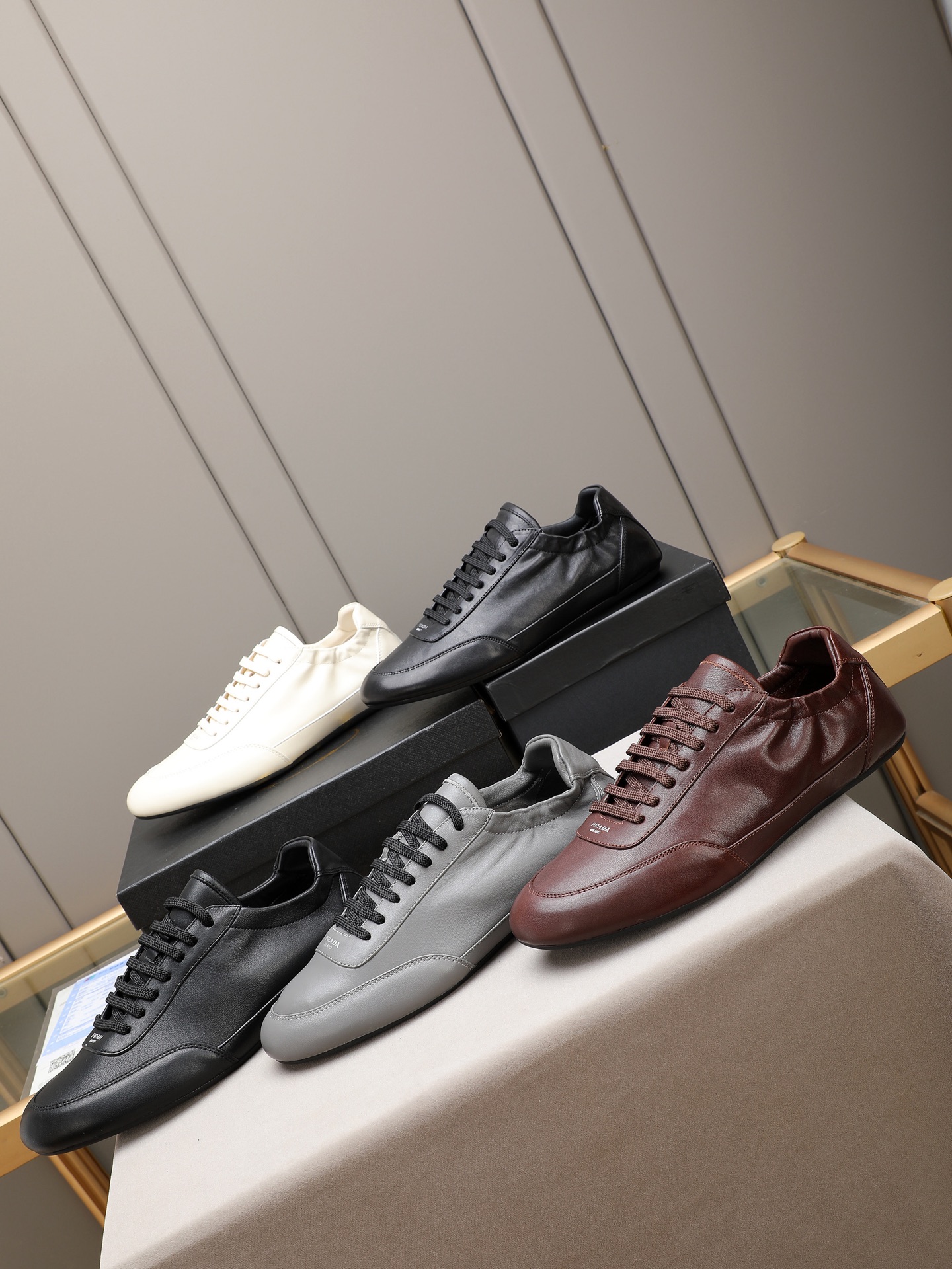 实价330 普拉达PRADA,原版1比1开发。面料羊皮➕进口水染羊里,橡胶大底,码数38至44(45定做)