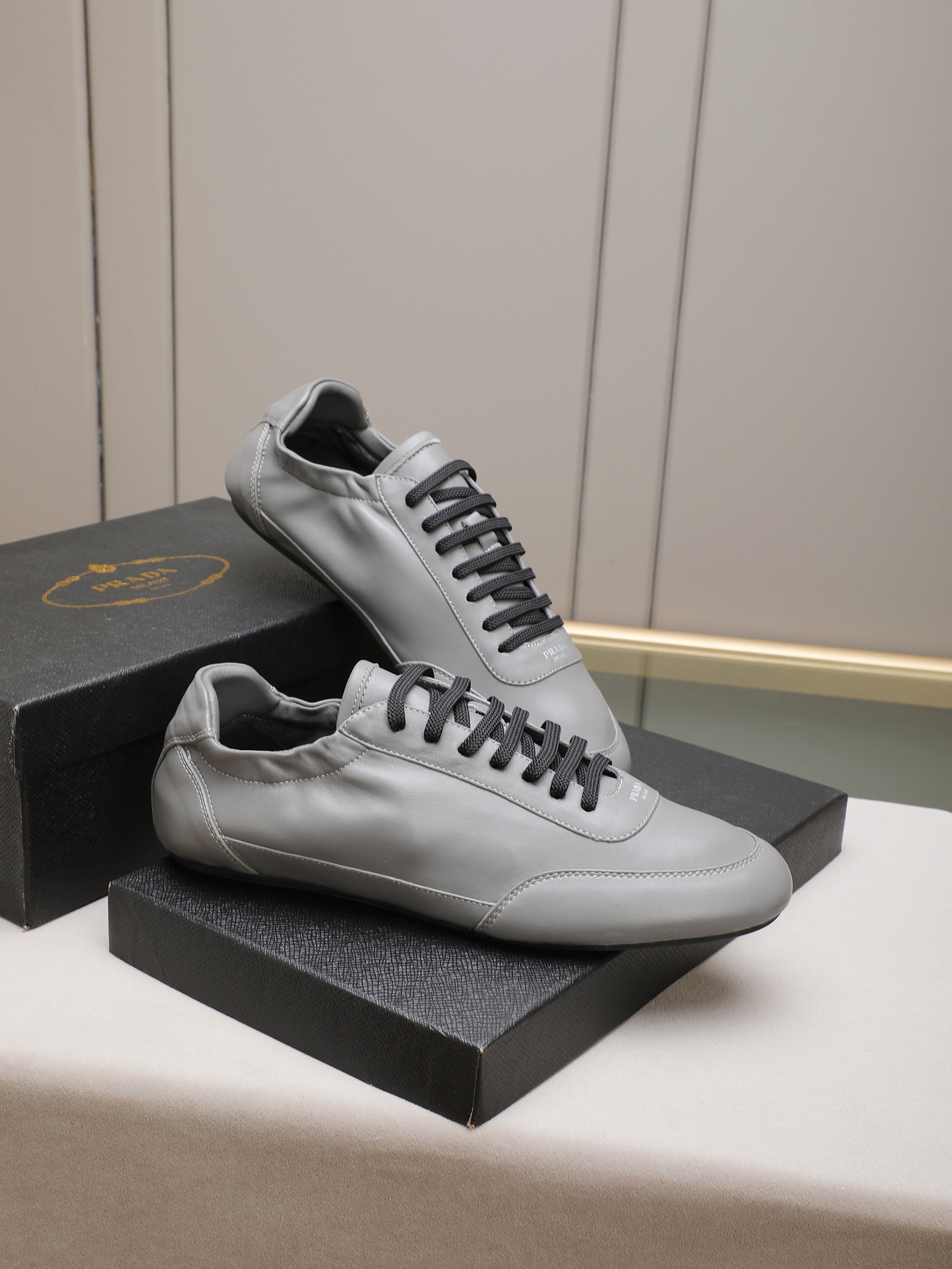 实价330 普拉达PRADA,原版1比1开发。面料羊皮➕进口水染羊里,橡胶大底,码数38至44(45定做)