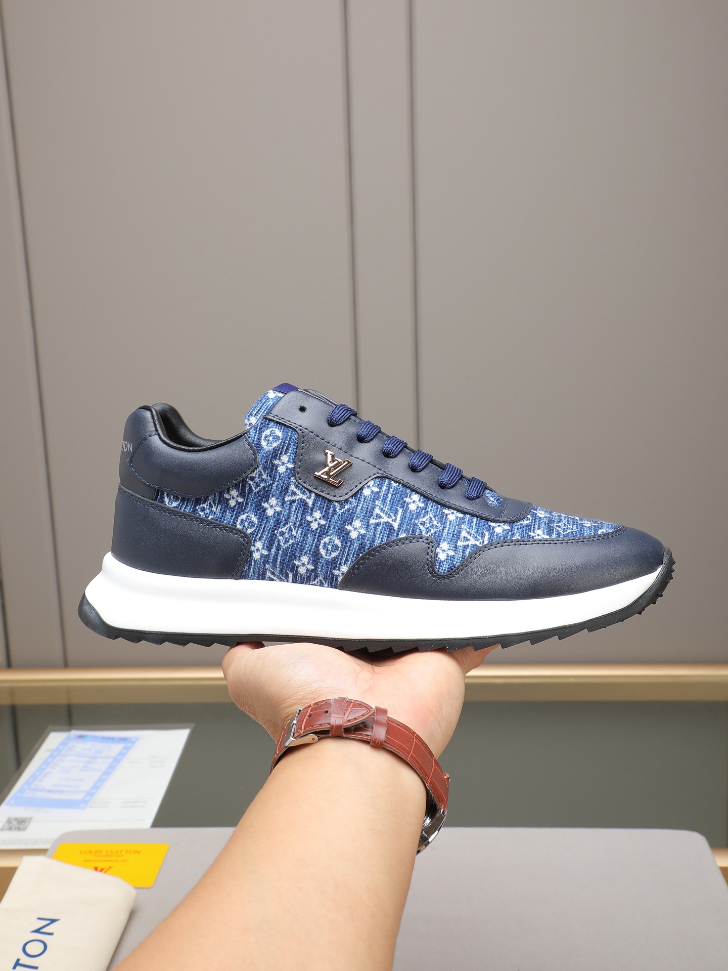 NO:589956,P [LV] uses imported LV special fabrics spliced ​​with cowhide mesh. Privately molded foam TPU outsole, super light and comfortable on the feet!  Perfect last shape, generous and fashionable design, 3 colors available!  Code number 38–44(45 customized),,louis vuitton,cowhide19860909P【LV】采用进口LV专用布料拼接牛皮网里.私模发泡TPU大底,上脚超轻超舒适！完美楦型,大方时尚的设计,3色可选！码数38–44(45 定做),,louis vuitton,cowhide,Men's shoes