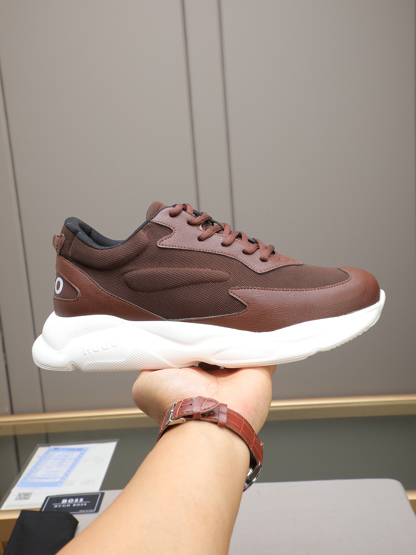 NO:589963,P The latest Boss men's casual sports shoes, the first layer of cowhide is spliced, the pure cotton breathable mesh is not stuffy on the feet, the upper foot is soft and comfortable, and the TPU outsole feels light on the feet!  Size38-44(45 46 customized),,sneakers,cowhide19860909P 最新Boss男士休闲运动鞋,头层牛皮接拼,纯棉透气网里不闷脚 上脚柔软舒适 TPU大底脚感轻便！ Size38-44(45 46定做),,sneakers,cowhide,Men's shoes