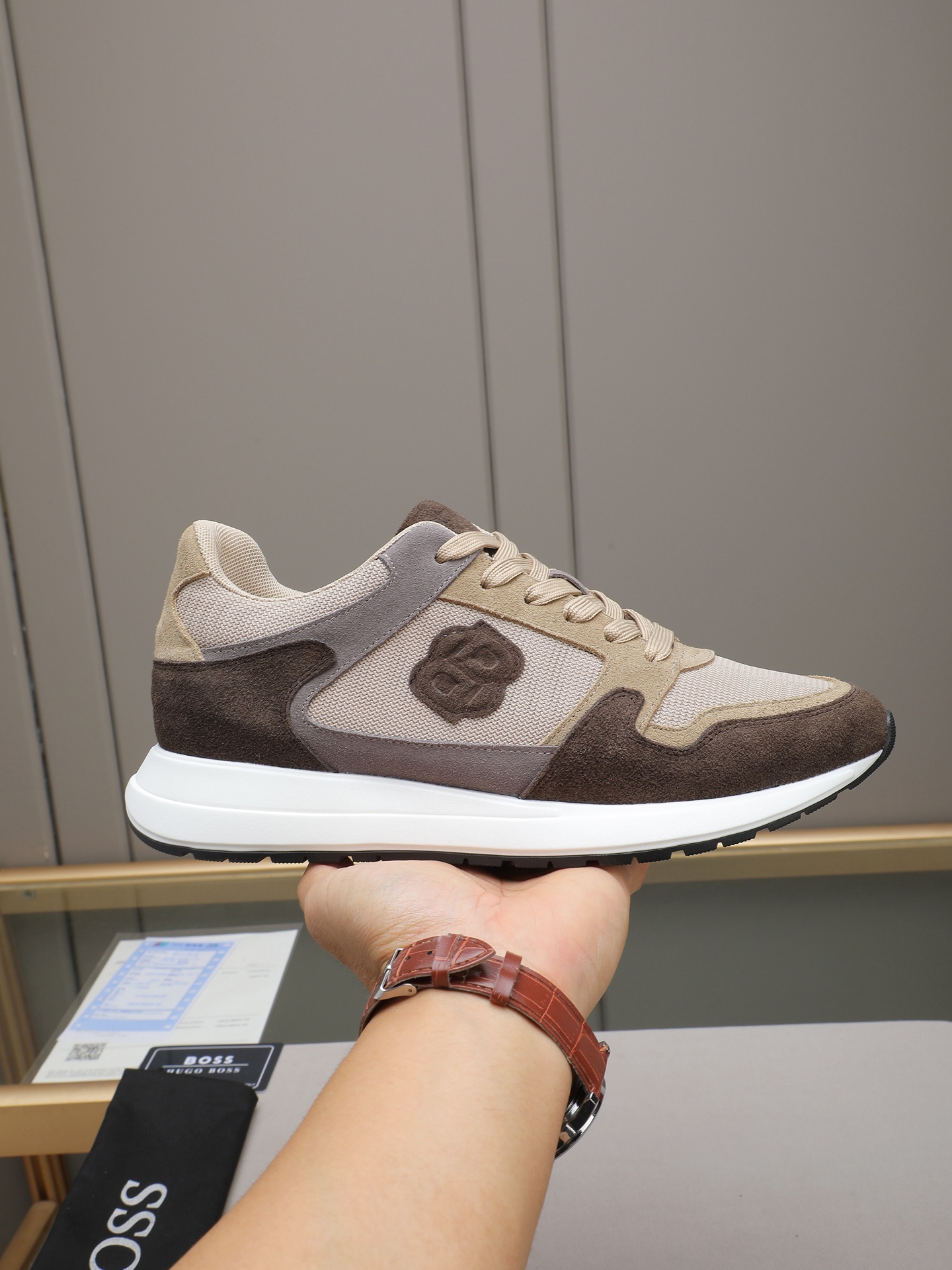 NO:589969,P The latest Boss men's casual sports shoes from the official website, with top-layer cowhide stitching, pure cotton and breathable mesh that won't make your feet stuffy, the upper foot is soft and comfortable, and the TPU outsole feels light on the feet!  Size38-44(45 46 customized),,sneakers,cowhide19860909P 官网最新Boss男士休闲运动鞋,头层牛皮接拼,纯棉透气网里不闷脚 上脚柔软舒适 TPU大底脚感轻便！ Size38-44(45 46定做),,sneakers,cowhide,Men's shoes