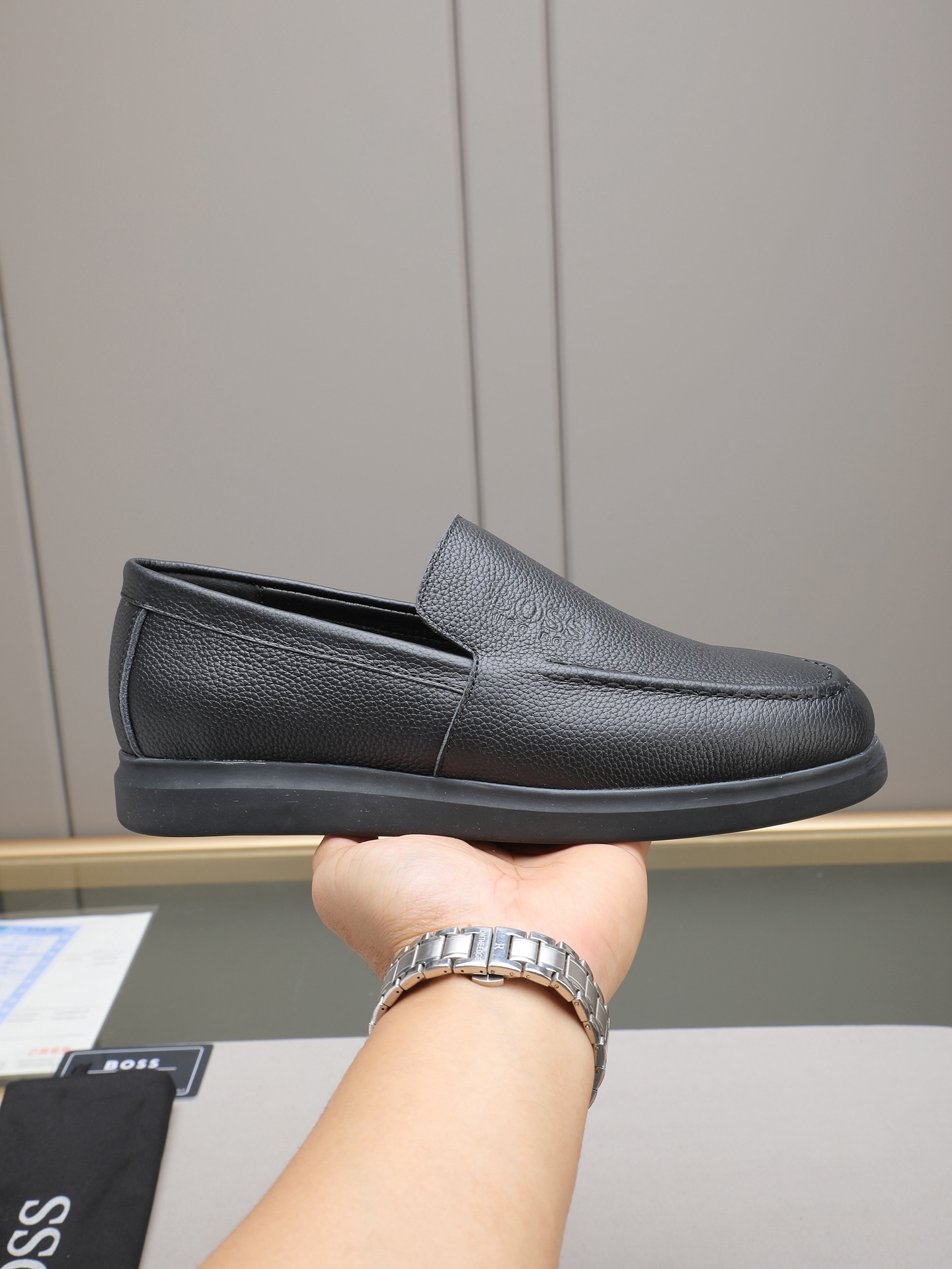 NO:639905,P BOSS classic slip-on leather shoes | Exclusive original mold opening Made of imported calfskin | Retro and shiny texture complement each other | Release charming tones to outline a confident posture | Imported calfskin + sheepskin lining + rubber sole | Comfortable and light on the foot Size: 38-44 (.45.46 customized),,cowhide,sheepskin19860909P BOSS经典款一脚蹬皮鞋｜独家原版开模 采用进口小牛皮制成｜复古与亮泽质感相得益彰｜释放迷人色调勾勒自信姿态｜进口小牛皮+羊皮内里+胶底｜上脚舒适轻便 Size:38-44（.45.46定做）,,cowhide,sheepskin,Men's shoes
