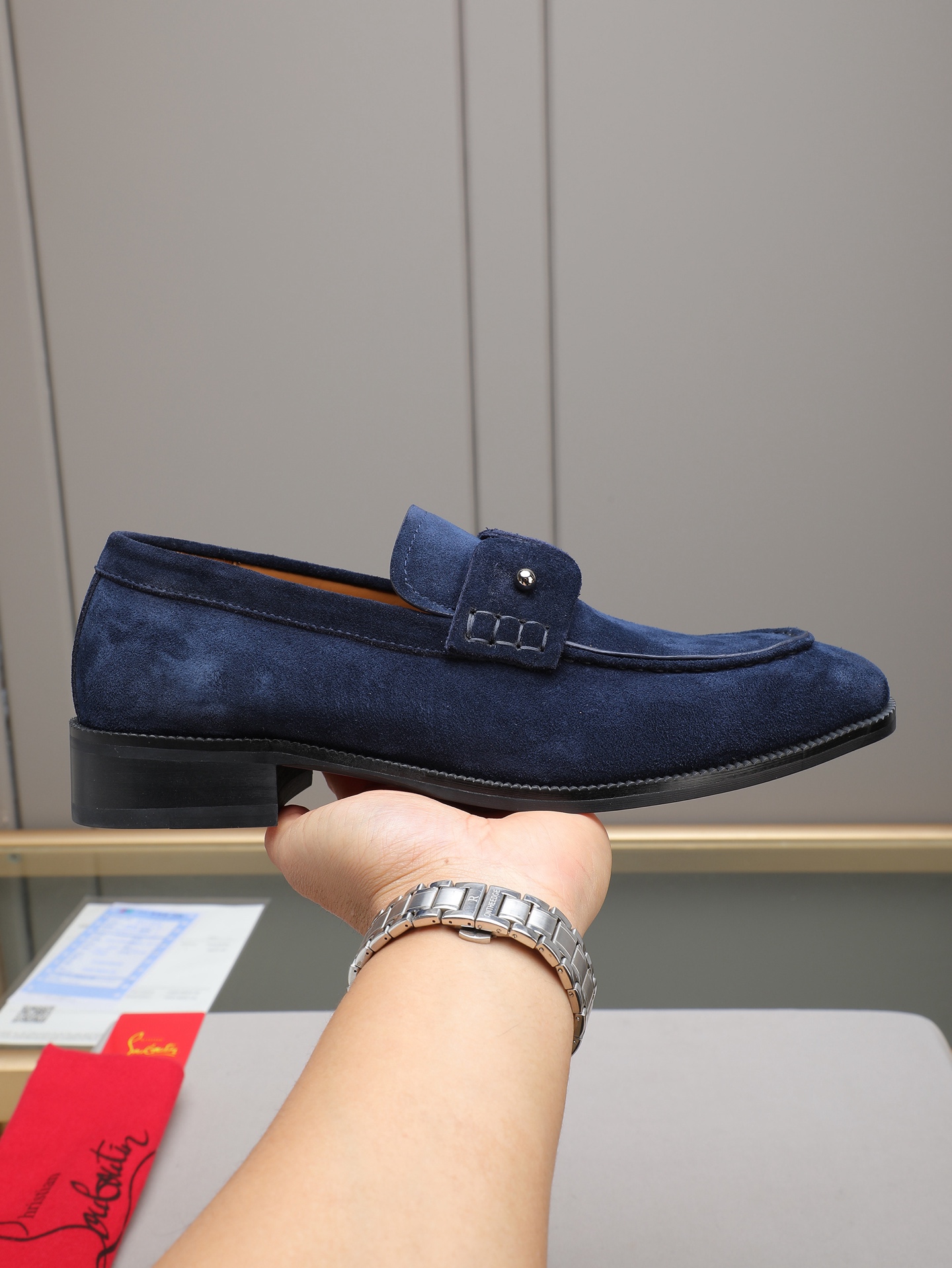 NO:729178,PCL's new formal leather shoes Christia* Loubouti* red-soled shoes GREGGO men's Oxford shoes Official selling price Made of imported high-mercerized suede with a glossy small square pointed toe design and iconic red outsole, an extremely personalized shoe. Original color cowhide lining and original Italian leather outsole; fine workmanship brings you a luxurious experience. Clean silhouette and straightforwardness. GREGGO men's Oxford shoes are Oxford shoes born for urban roaming. Standard leather shoe sizes:  38～44#(45 customized),,christian louboutin,cowhide,Leather soles19860909PCL 新品正装鞋皮鞋 Christia* Loubouti* 红底鞋 GREGGO 男士牛津鞋 官方售价 采用进口高丝光反毛皮制成光面小方尖头设计标志性红色大底、极致个性的鞋款 原色牛皮内里意大利原版真皮大底；精细做带给您奢华体验利落轮廓率性而立,GREGGO男士牛津鞋 是为城市漫游而诞生的牛津鞋鞋型,标准皮鞋码数: 38～44#（45定做）,,christian louboutin,cowhide,Leather soles,Men's shoes