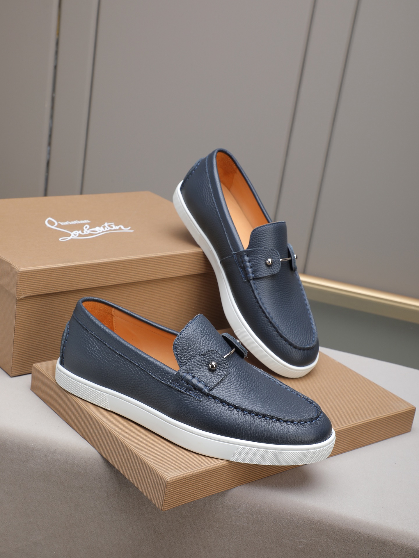 PP320 Christian Louboutin(红底鞋)意大利男士休闲板鞋出货!这个意大利纯手工鞋履品牌的每一双鞋设计简洁经典,上脚非常舒适百搭!
此款鞋面面料采用进囗牛皮,高档舒适牛皮内里!大底采用原版橡胶底片组合成型,牛皮内里!品牌专用开模脚床,独家私模可控!原盒包装!39 40 41 42 43 44 (38 45 46定做)