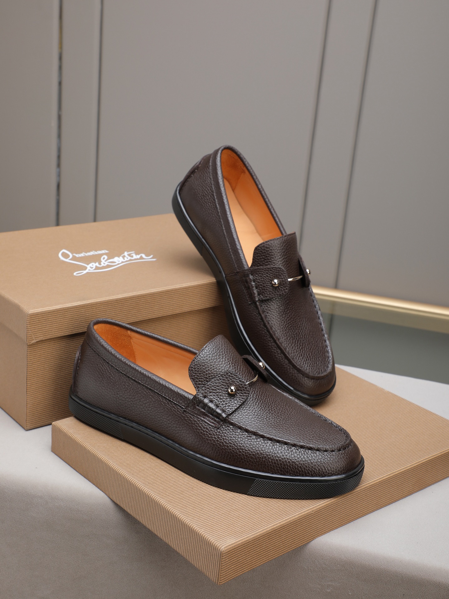 PP320 Christian Louboutin(红底鞋)意大利男士休闲板鞋出货!这个意大利纯手工鞋履品牌的每一双鞋设计简洁经典,上脚非常舒适百搭!
此款鞋面面料采用进囗牛皮,高档舒适牛皮内里!大底采用原版橡胶底片组合成型,牛皮内里!品牌专用开模脚床,独家私模可控!原盒包装!39 40 41 42 43 44 (38 45 46定做)