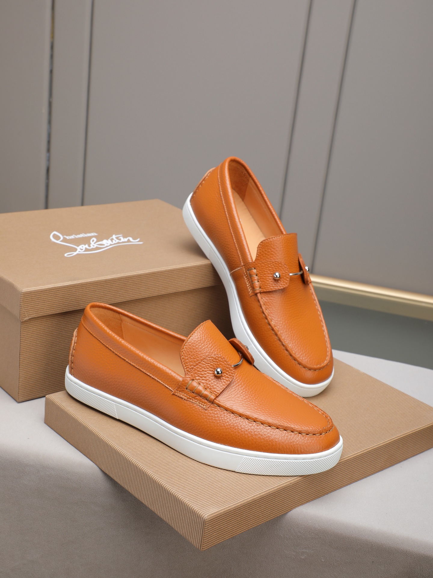 PP320 Christian Louboutin(红底鞋)意大利男士休闲板鞋出货!这个意大利纯手工鞋履品牌的每一双鞋设计简洁经典,上脚非常舒适百搭!
此款鞋面面料采用进囗牛皮,高档舒适牛皮内里!大底采用原版橡胶底片组合成型,牛皮内里!品牌专用开模脚床,独家私模可控!原盒包装!39 40 41 42 43 44 (38 45 46定做)