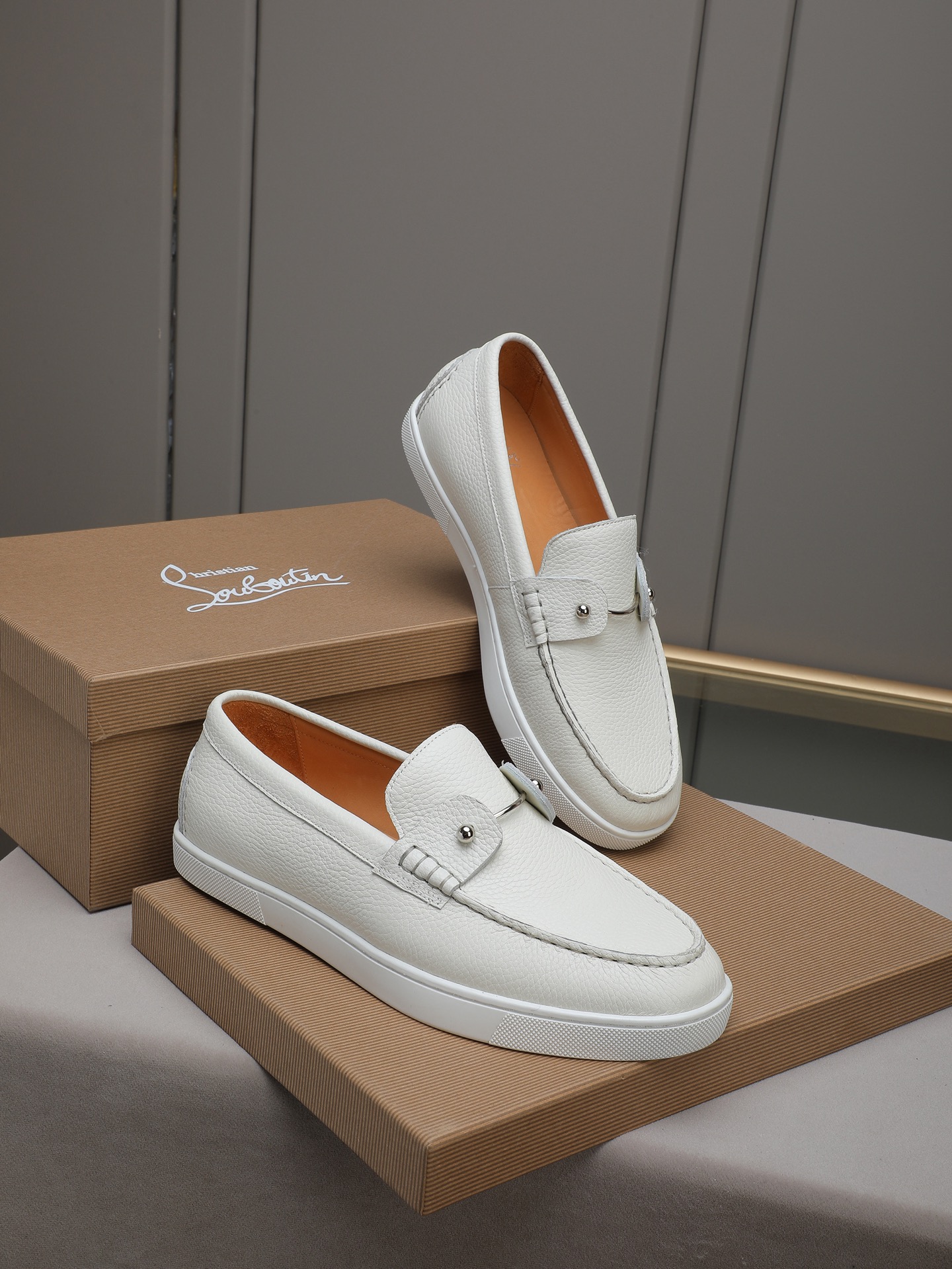 PP320 Christian Louboutin(红底鞋)意大利男士休闲板鞋出货!这个意大利纯手工鞋履品牌的每一双鞋设计简洁经典,上脚非常舒适百搭!
此款鞋面面料采用进囗牛皮,高档舒适牛皮内里!大底采用原版橡胶底片组合成型,牛皮内里!品牌专用开模脚床,独家私模可控!原盒包装!39 40 41 42 43 44 (38 45 46定做)