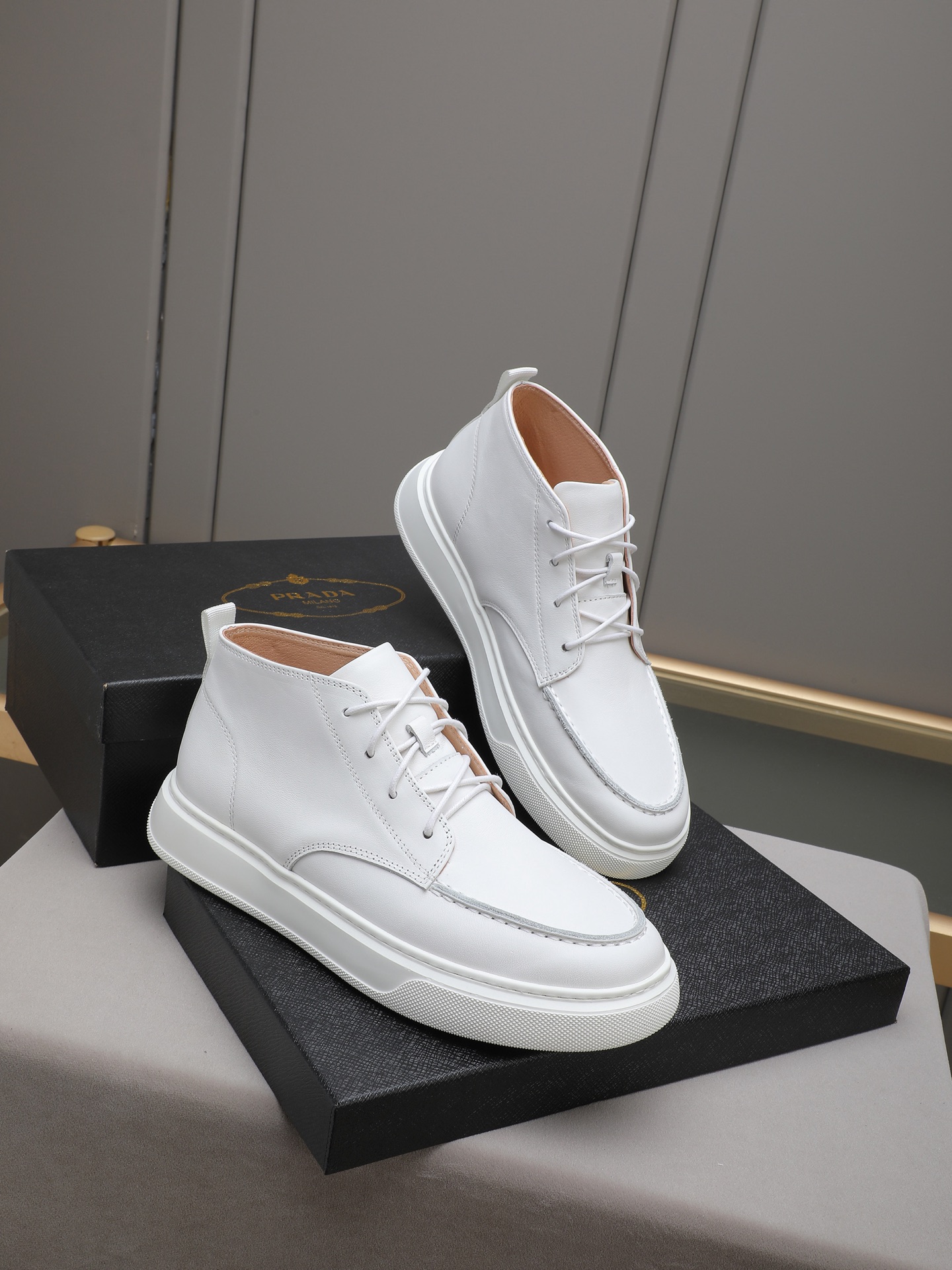 PP340 【普拉达高帮毛里,皮里】🔥高帮靴子鞋,优质做工,鞋面采用进口牛皮 皮里 鞋宣完美。做工复杂,舒适透气皮里,保暖绒里,TPU超轻橡胶大底 ,高端休闲时尚,码数:38-44(45定做)多色选择。