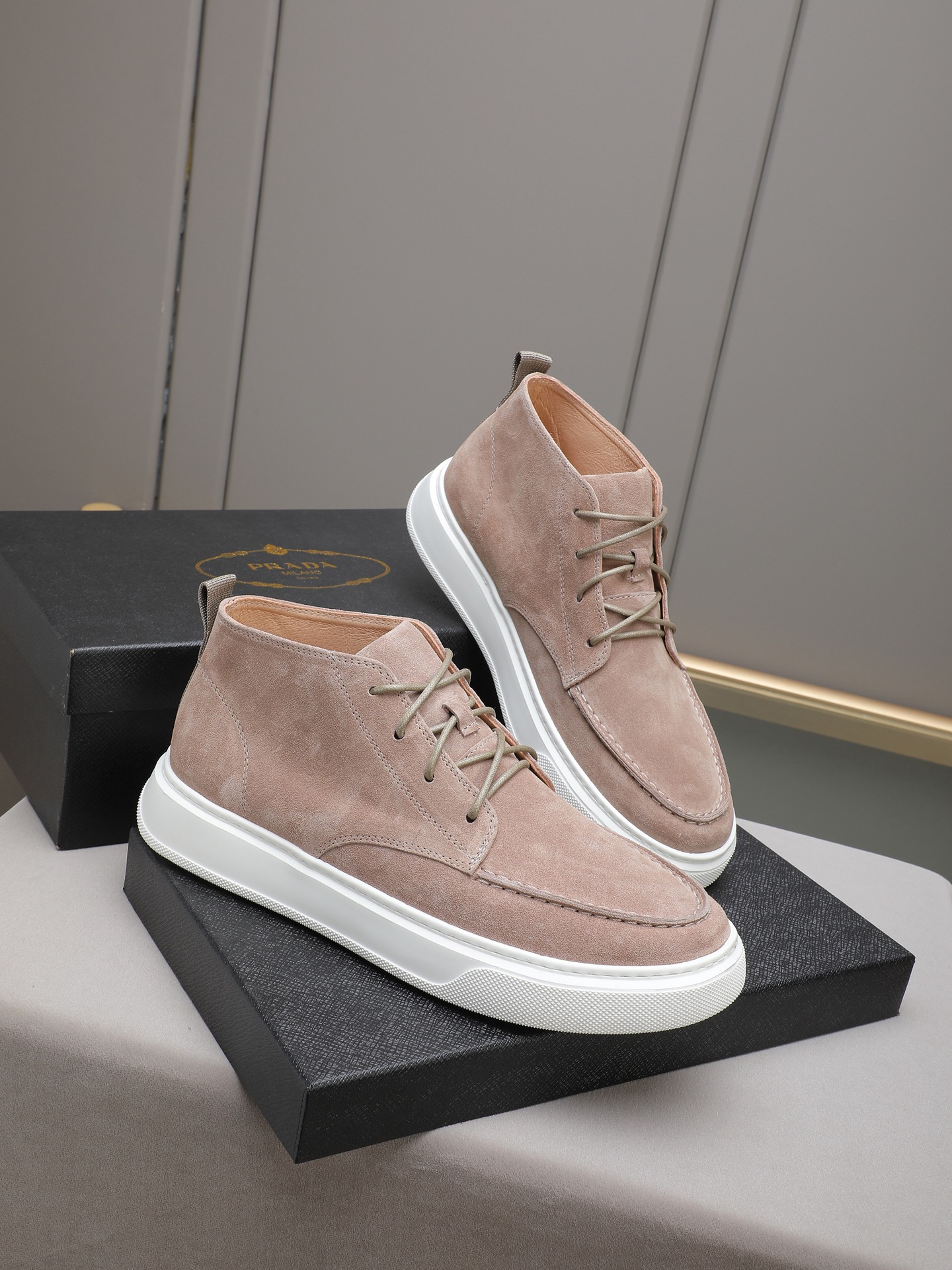 PP340 【普拉达高帮毛里,皮里】🔥高帮靴子鞋,优质做工,鞋面采用进口牛皮 皮里 鞋宣完美。做工复杂,舒适透气皮里,保暖绒里,TPU超轻橡胶大底 ,高端休闲时尚,码数:38-44(45定做)多色选择。