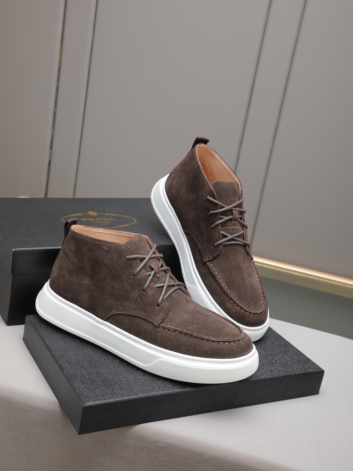 PP340 【普拉达高帮毛里,皮里】🔥高帮靴子鞋,优质做工,鞋面采用进口牛皮 皮里 鞋宣完美。做工复杂,舒适透气皮里,保暖绒里,TPU超轻橡胶大底 ,高端休闲时尚,码数:38-44(45定做)多色选择。