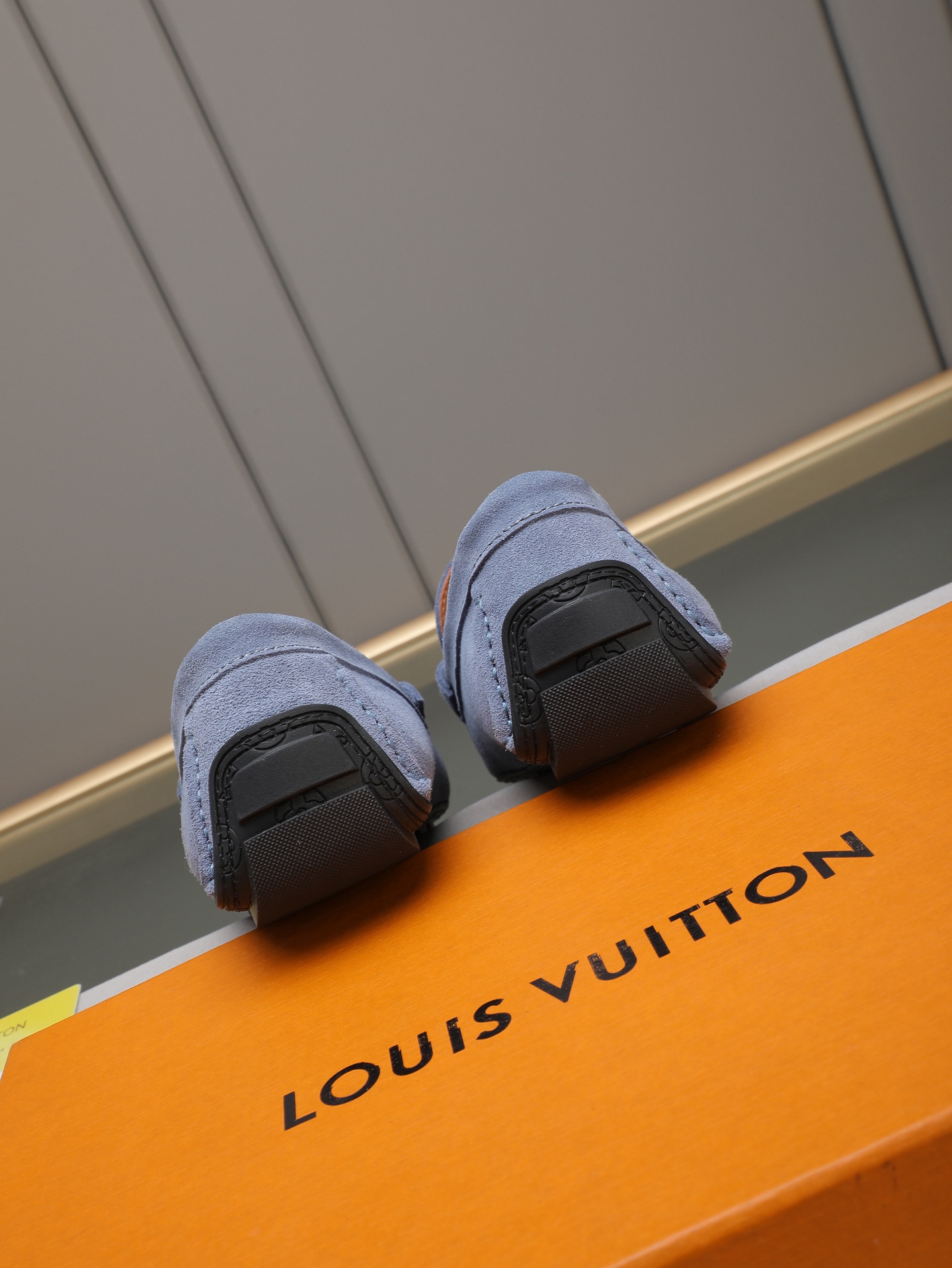 实价270 LV豆豆鞋🔍魅力十足 奢华风格绅士鞋 面:进口牛皮,水染羊里,橡胶大底,底部套楦车线永不脱胶; 💋整对鞋时尚休闲而不失高端风范;🎈🎈标准38-44(45 可订做)多色选