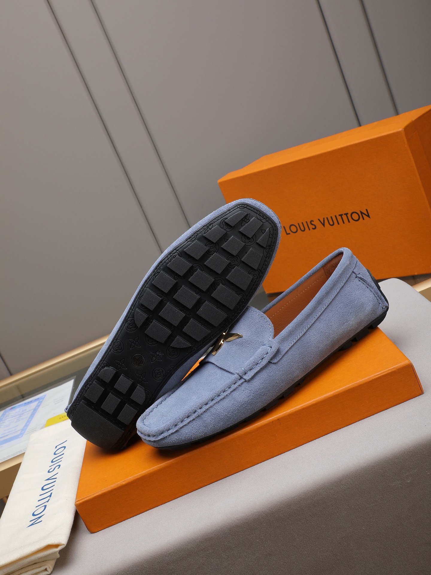 实价270 LV豆豆鞋🔍魅力十足 奢华风格绅士鞋 面:进口牛皮,水染羊里,橡胶大底,底部套楦车线永不脱胶; 💋整对鞋时尚休闲而不失高端风范;🎈🎈标准38-44(45 可订做)多色选