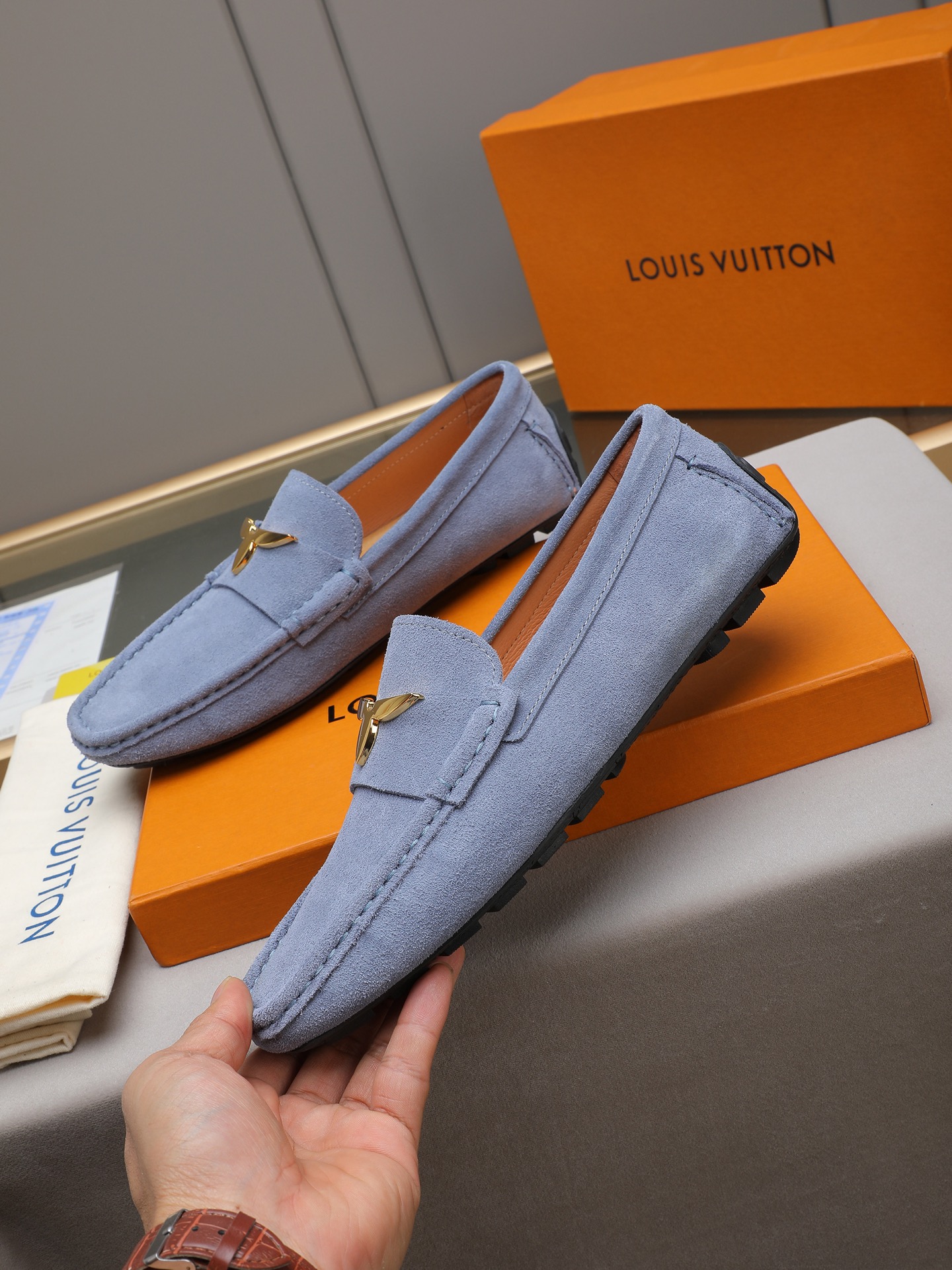 实价270 LV豆豆鞋🔍魅力十足 奢华风格绅士鞋 面:进口牛皮,水染羊里,橡胶大底,底部套楦车线永不脱胶; 💋整对鞋时尚休闲而不失高端风范;🎈🎈标准38-44(45 可订做)多色选