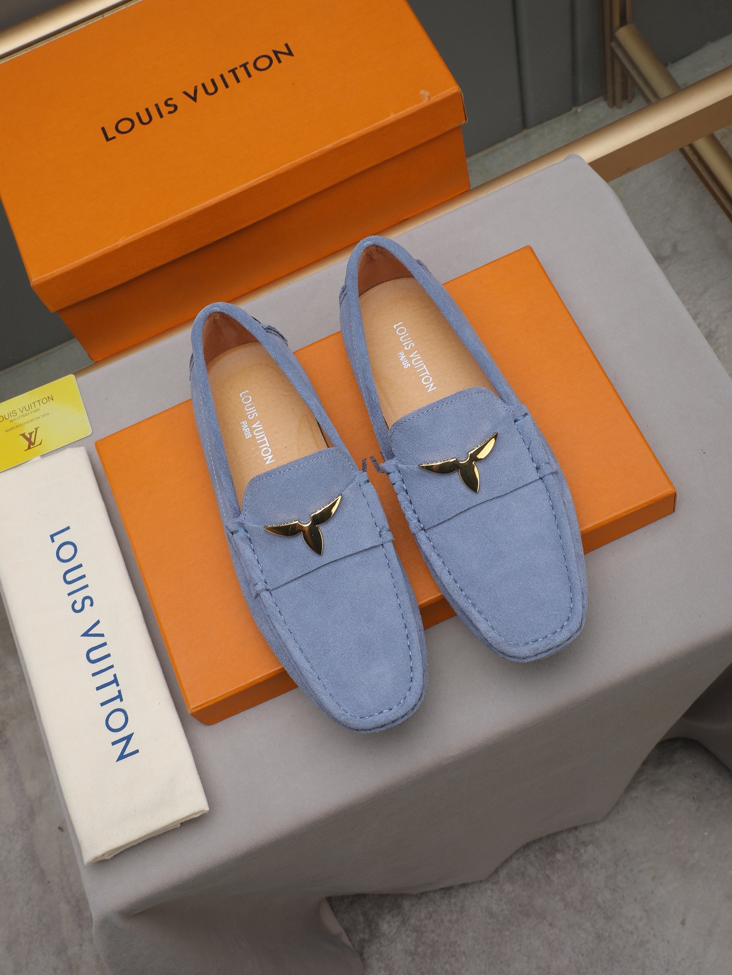 实价270 LV豆豆鞋🔍魅力十足 奢华风格绅士鞋 面:进口牛皮,水染羊里,橡胶大底,底部套楦车线永不脱胶; 💋整对鞋时尚休闲而不失高端风范;🎈🎈标准38-44(45 可订做)多色选