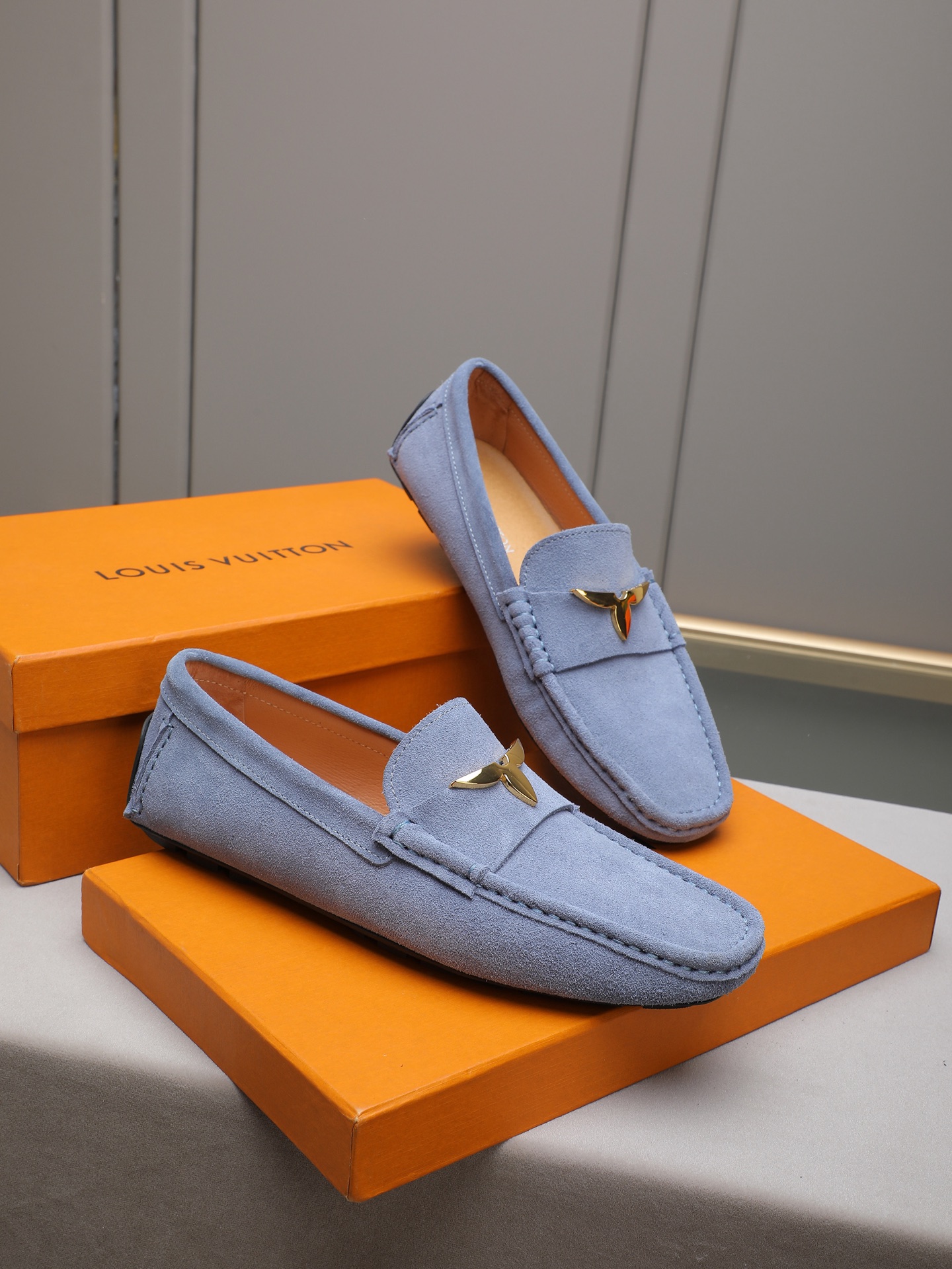 实价270  LV豆豆鞋🔍魅力十足 奢华风格绅士鞋 面：进口牛皮，水染羊里，橡胶大底，底部套楦车线永不脱胶； 💋整对鞋时尚休闲而不失高端风范；🎈🎈标准38-44（45 可订做）多色选