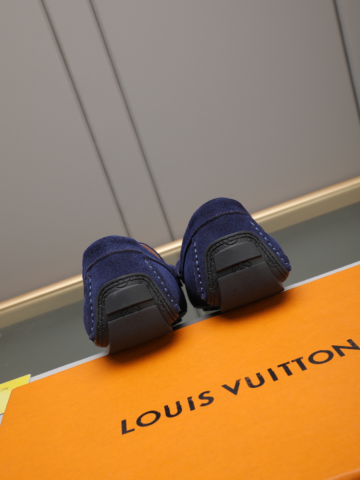 实价270 LV豆豆鞋🔍魅力十足 奢华风格绅士鞋 面:进口牛皮,水染羊里,橡胶大底,底部套楦车线永不脱胶; 💋整对鞋时尚休闲而不失高端风范;🎈🎈标准38-44(45 可订做)多色选