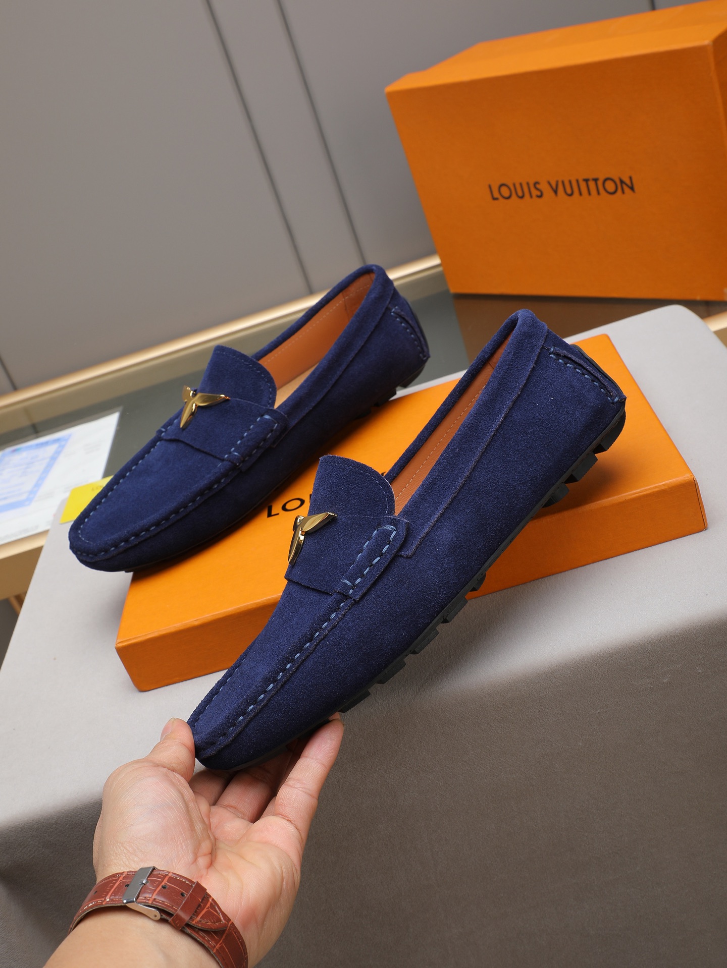 实价270 LV豆豆鞋🔍魅力十足 奢华风格绅士鞋 面:进口牛皮,水染羊里,橡胶大底,底部套楦车线永不脱胶; 💋整对鞋时尚休闲而不失高端风范;🎈🎈标准38-44(45 可订做)多色选