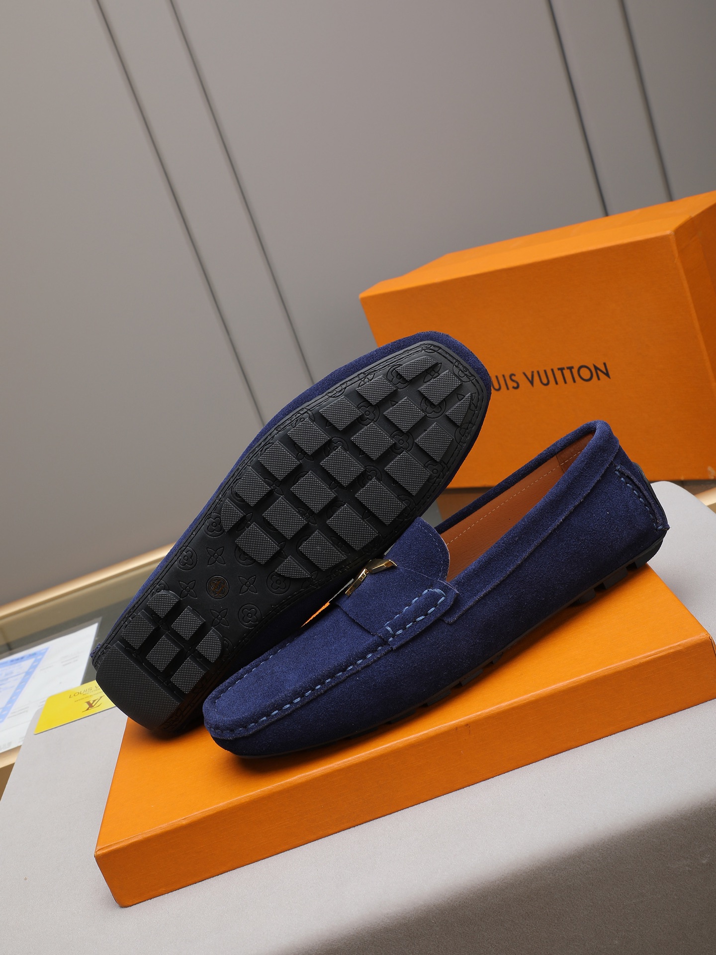 实价270 LV豆豆鞋🔍魅力十足 奢华风格绅士鞋 面:进口牛皮,水染羊里,橡胶大底,底部套楦车线永不脱胶; 💋整对鞋时尚休闲而不失高端风范;🎈🎈标准38-44(45 可订做)多色选