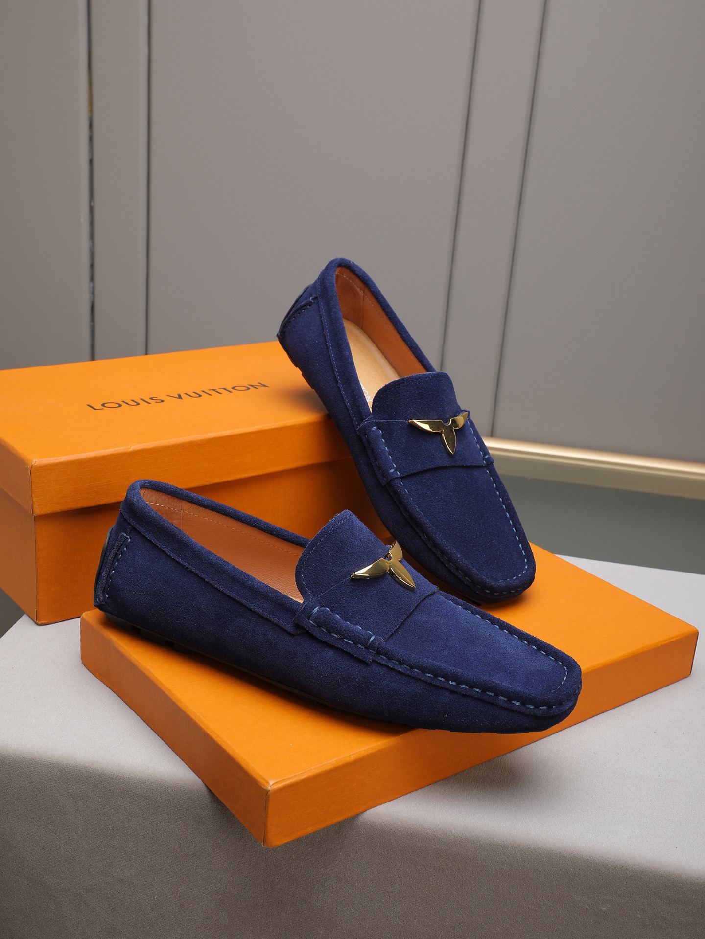 实价270  LV豆豆鞋🔍魅力十足 奢华风格绅士鞋 面：进口牛皮，水染羊里，橡胶大底，底部套楦车线永不脱胶； 💋整对鞋时尚休闲而不失高端风范；🎈🎈标准38-44（45 可订做）多色选