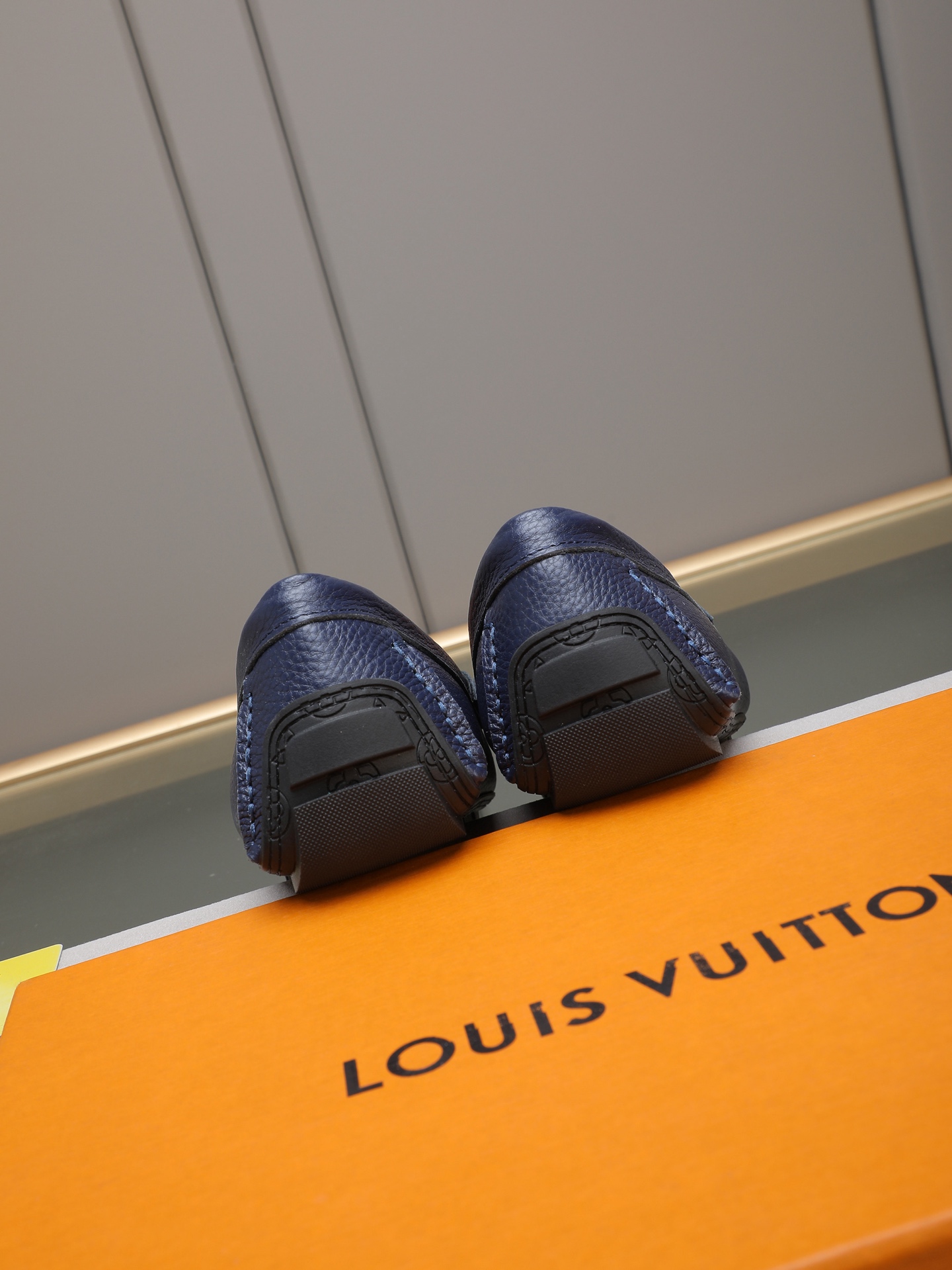 实价270 LV豆豆鞋🔍魅力十足 奢华风格绅士鞋 面:进口牛皮,水染羊里,橡胶大底,底部套楦车线永不脱胶; 💋整对鞋时尚休闲而不失高端风范;🎈🎈标准38-44(45 可订做)多色选