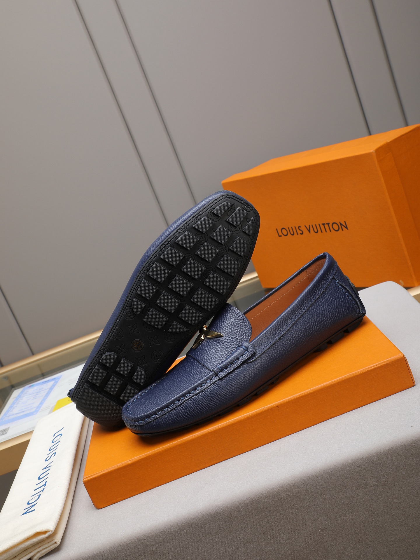 实价270 LV豆豆鞋🔍魅力十足 奢华风格绅士鞋 面:进口牛皮,水染羊里,橡胶大底,底部套楦车线永不脱胶; 💋整对鞋时尚休闲而不失高端风范;🎈🎈标准38-44(45 可订做)多色选