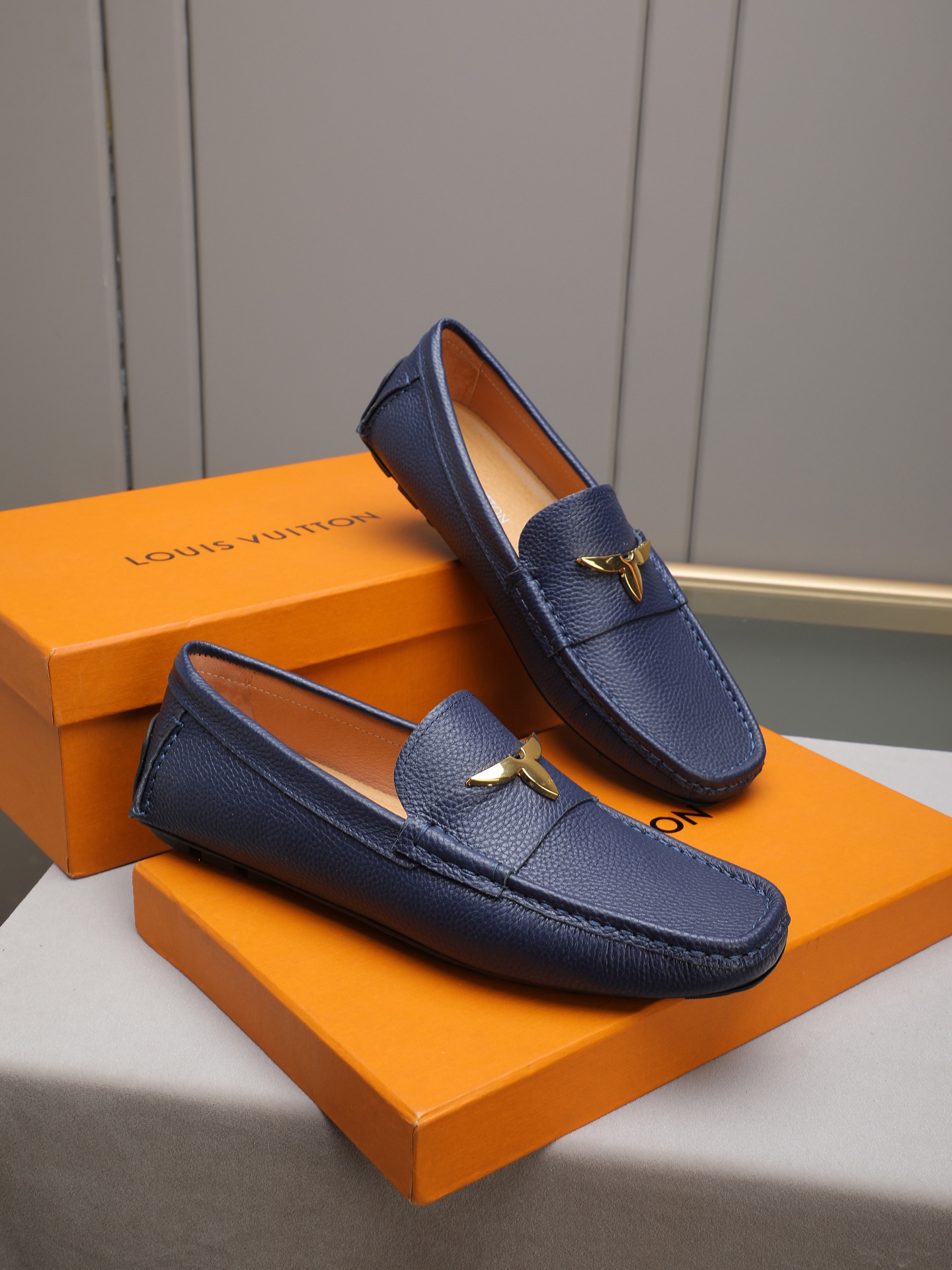 实价270  LV豆豆鞋🔍魅力十足 奢华风格绅士鞋 面：进口牛皮，水染羊里，橡胶大底，底部套楦车线永不脱胶； 💋整对鞋时尚休闲而不失高端风范；🎈🎈标准38-44（45 可订做）多色选