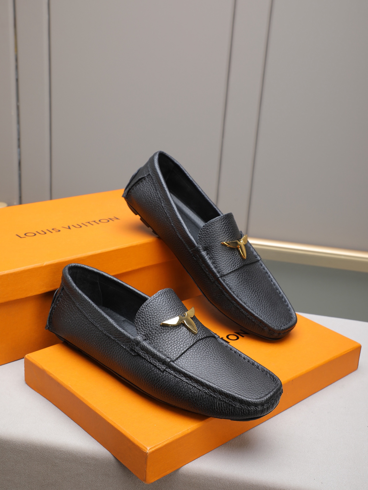 实价270 LV豆豆鞋🔍魅力十足 奢华风格绅士鞋 面:进口牛皮,水染羊里,橡胶大底,底部套楦车线永不脱胶; 💋整对鞋时尚休闲而不失高端风范;🎈🎈标准38-44(45 可订做)多色选