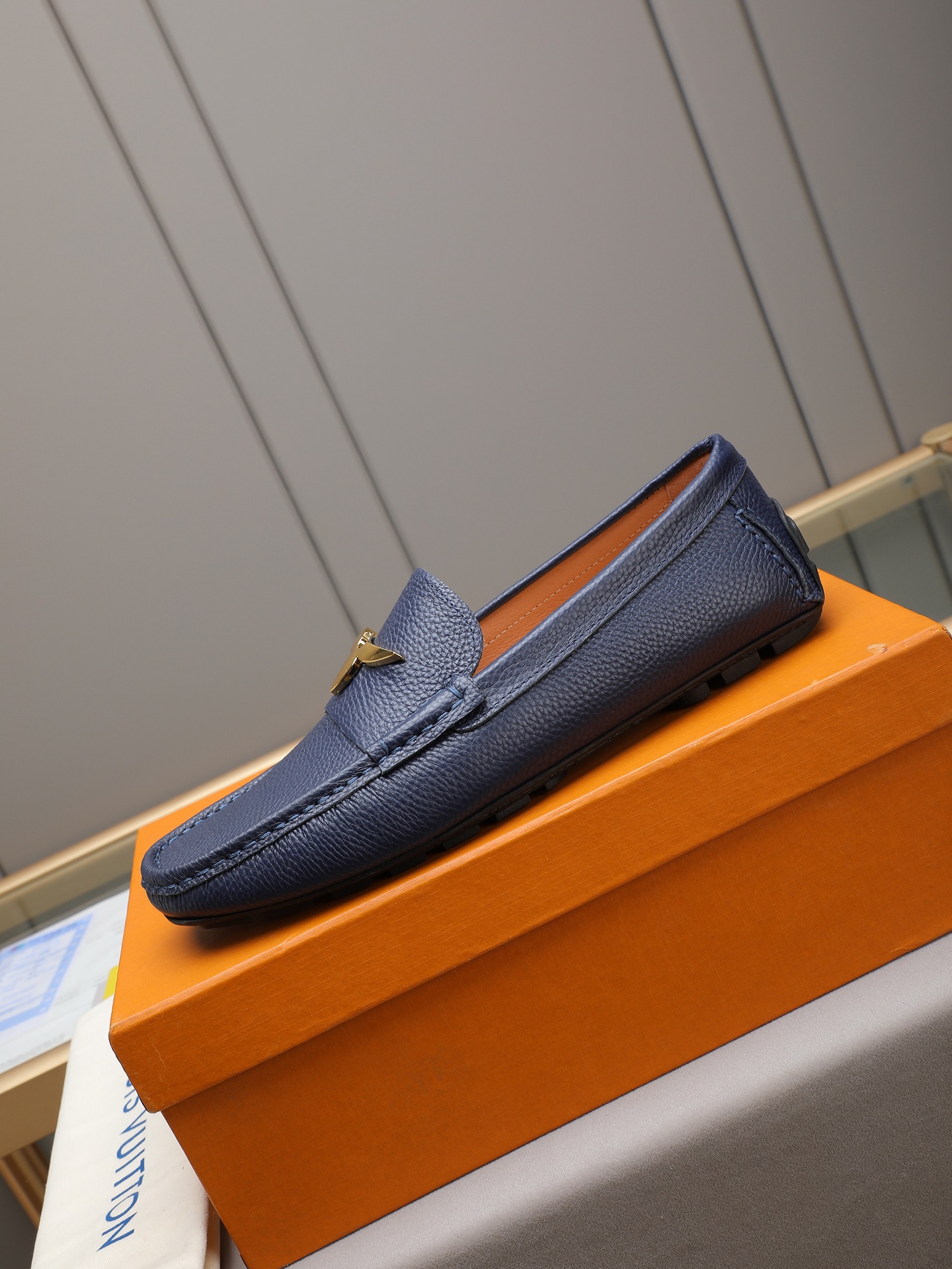 实价270 LV豆豆鞋🔍魅力十足 奢华风格绅士鞋 面:进口牛皮,水染羊里,橡胶大底,底部套楦车线永不脱胶; 💋整对鞋时尚休闲而不失高端风范;🎈🎈标准38-44(45 可订做)多色选