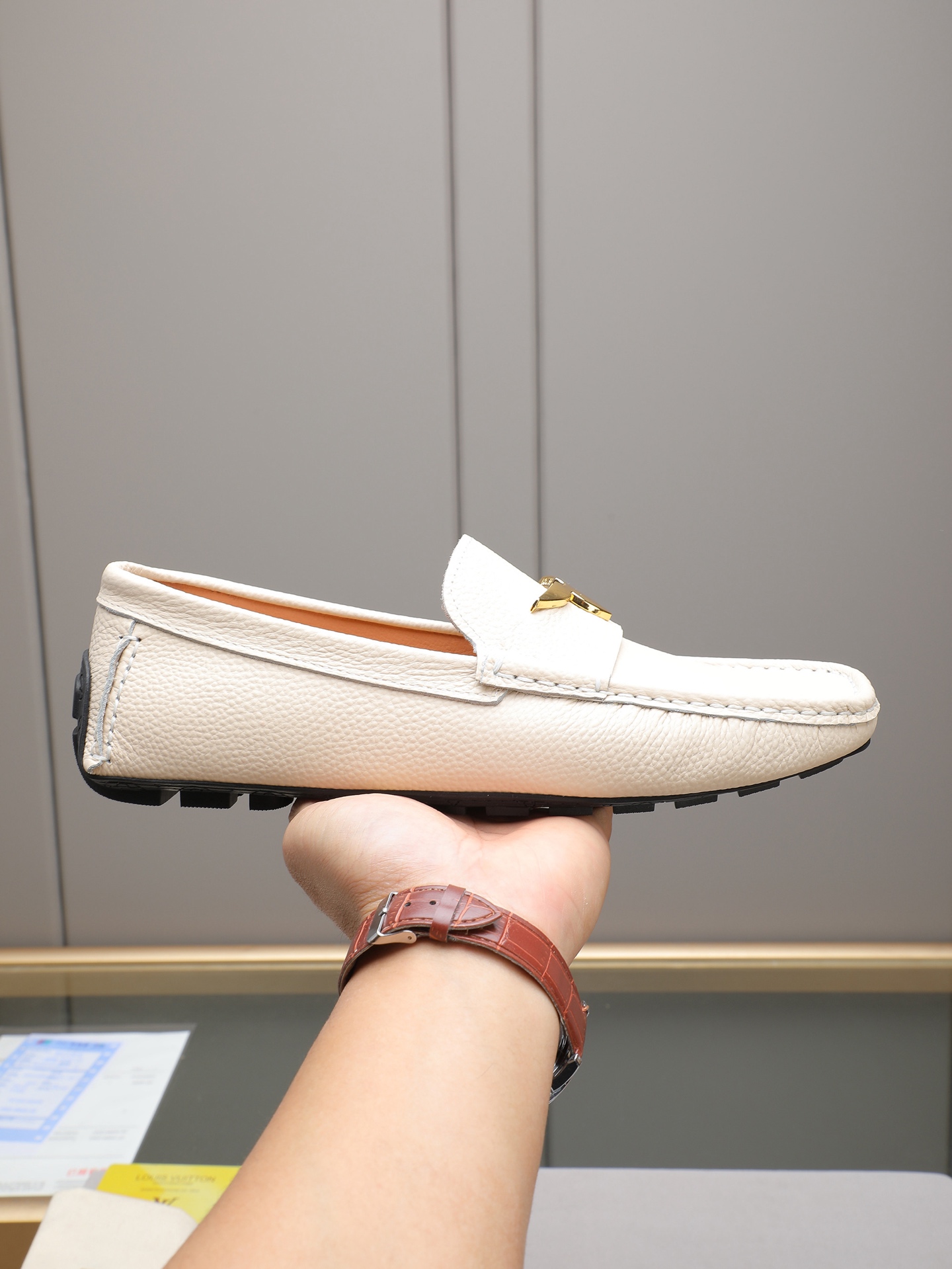 NO:620299,P LV beanie shoes are full of charm, luxurious style gentleman's shoes, imported cowhide upper, water-dyed sheep lining, rubber outsole, and the last stitching on the bottom will never come off; the whole pair of shoes is fashionable and casual without losing high-end style; standard 38-44 (45 can be customized) multi-color selection, louis vuitton, cowhide19860909P LV豆豆鞋魅力十足 奢华风格绅士鞋 面进口牛皮,水染羊里,橡胶大底,底部套楦车线永不脱胶； 整对鞋时尚休闲而不失高端风范；标准38-44（45 可订做）多色选,,louis vuitton,cowhide,Men's shoes