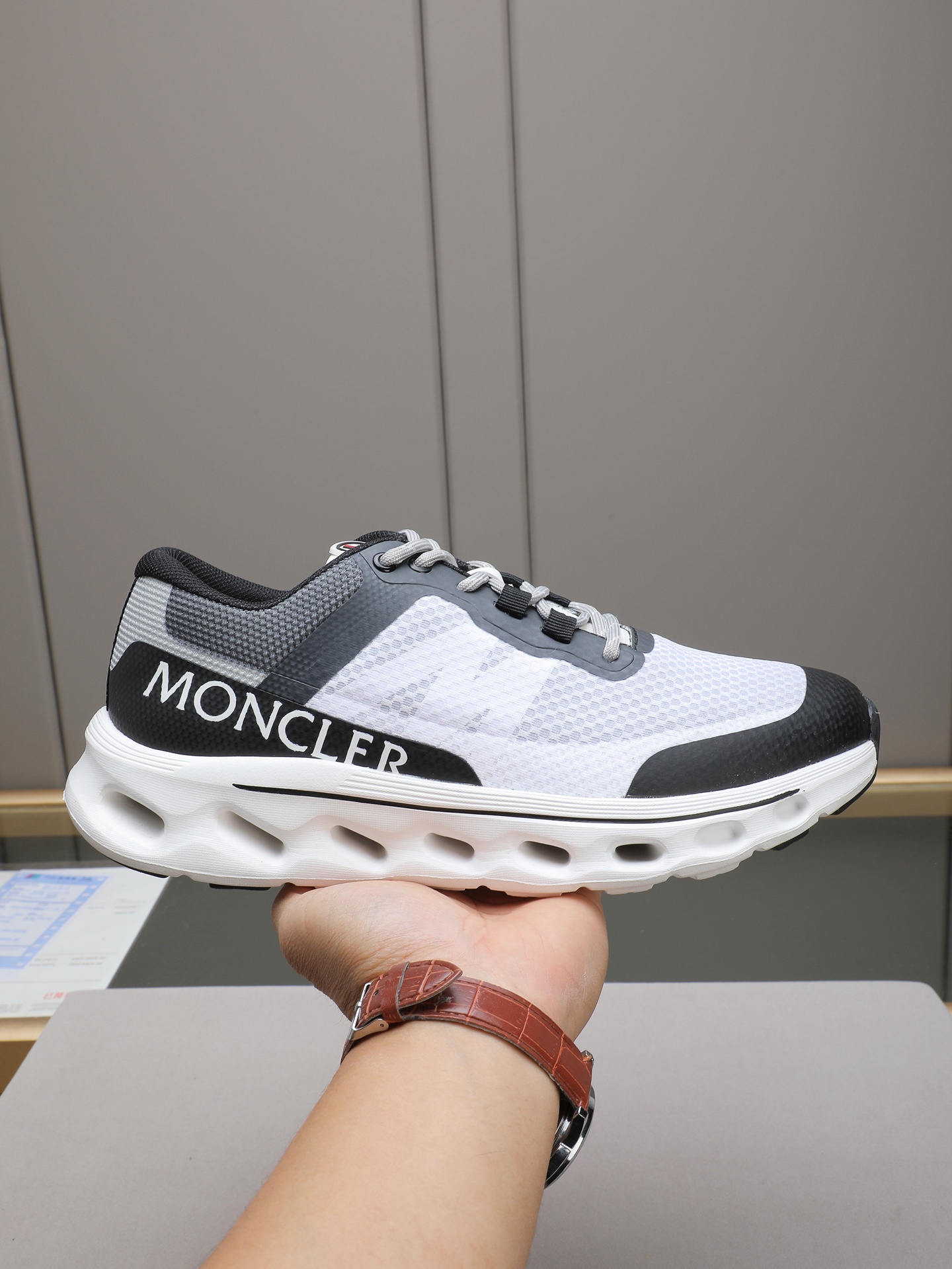 NO:620755,P Moncler/Mongolian men's casual sports shoes, with comfortable and non-slip properties, made of cowhide mesh and breathable mesh lining!  It combines innovation, functionality and graphic details to interpret fashion. The outsole is made of high-elastic rubber foam, which has high elasticity and high wear resistance, improving comfort!  Size38-44 (45 customized),,Moncler,sneakers,cowhide19860909P Moncler/蒙口男士休闲运动鞋,具有舒适防滑性能,采用牛皮网面透气网里！兼备创新、功能性与图形细节于一体,诠释潮流时尚.大底高弹橡胶发泡组合成型,具有高弹性高耐磨性,提高舒适性！Size38-44（45定制）,,Moncler,sneakers,cowhide,Men's shoes