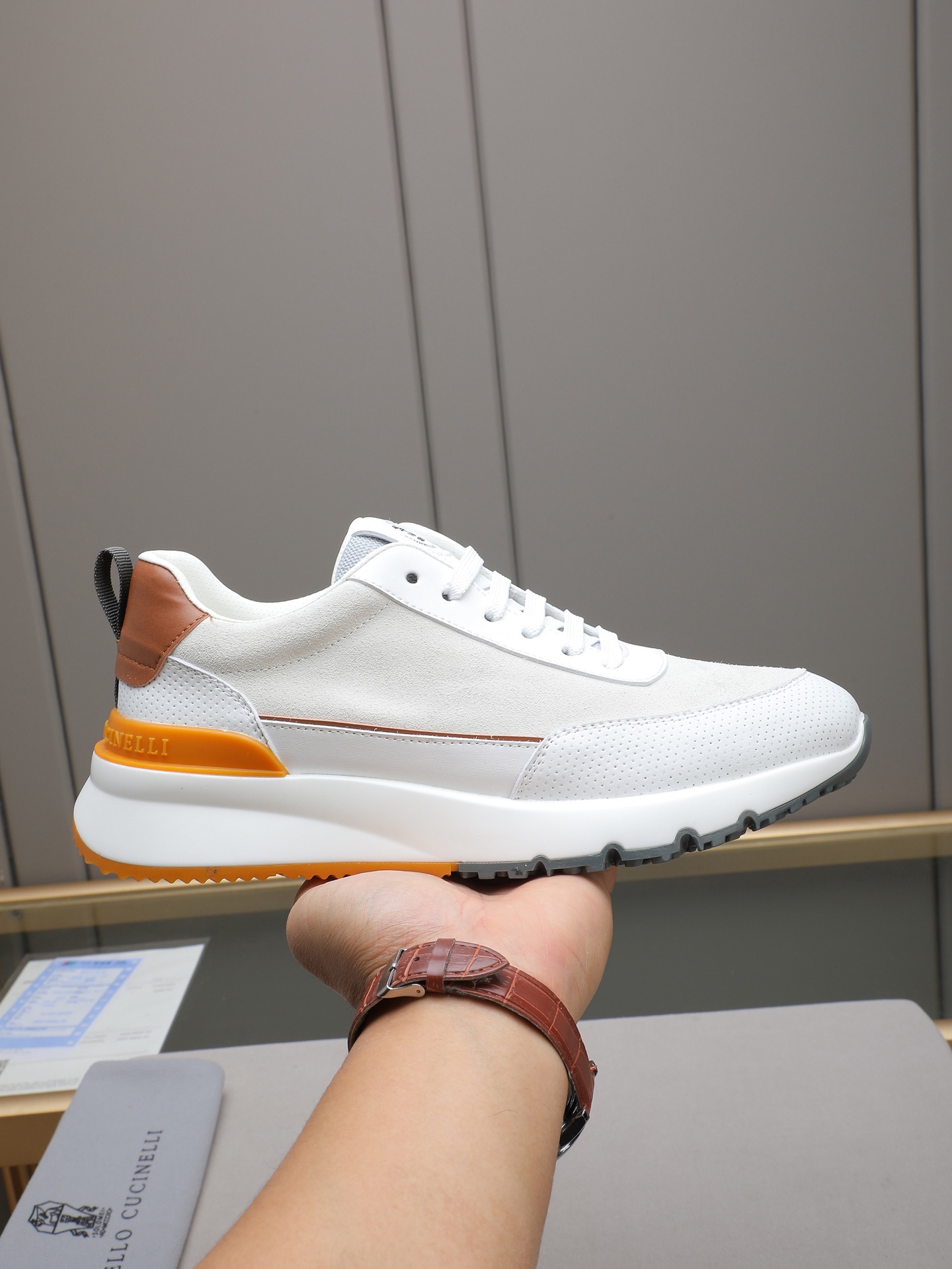 NO:620763,P 2025 new color matching Brunello Cucinelli is the world's top luxury brand from Italy. This BC men's shoe is carefully designed and made of Italian custom-made soft calfskin first layer frosted sheepskin lining!  The last structure is impeccable. It is comfortable, breathable and non-stuffy, does not fade or slip. The environmentally friendly and harmless TPU outsole is one-piece, clean and does not need to be glued. The texture is overwhelming and you can see the luxury. 4 colors to choose from!  Code:38-44(45 customized),, brunello cucinelli,cowhide19860909P 2025新配色 Brunello Cucinelli来自意大利的世界顶级奢侈品牌,此款BC男鞋更是精心设计,选用意大利定制柔软小牛皮头层磨砂洗羊里！楦型结构都无可挑剔.上脚舒服透气不闷脚,不掉色,不打滑,环保无害TPU大底一体成型,干净不开胶.质感爆棚 看得见的奢华 4色选！码:38-44(45定做),,brunello cucinelli,cowhide,Men's shoes