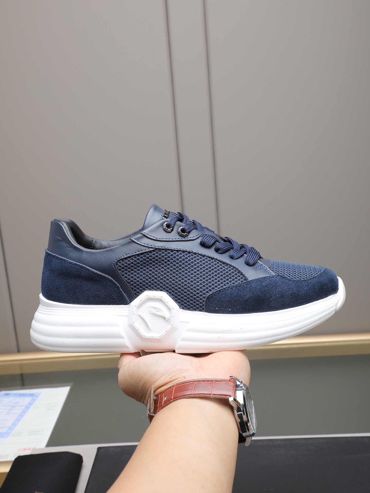 PP300 (PHILIPP PLEIN)菲利普普莱茵 网面 休闲 运动鞋 原版购入开发 做货 经典pp 轻便跑步鞋 前卫大胆的设计 更是融合了街头风格 让运动单品也变得时尚起来 富有层次感的鞋底 脚后跟部位的PHILIPP PLEIN金属logo以及鞋舌上的经典骷髅图案皆向大众展示PHILIPP PLEIN式的不羁与自由 ▪️ 面料:原版进口网组合牛绒牛皮 ▪️ 内里:原版定制透气网里 ▪️ 鞋底:原版开模 ▪️ (45定做)