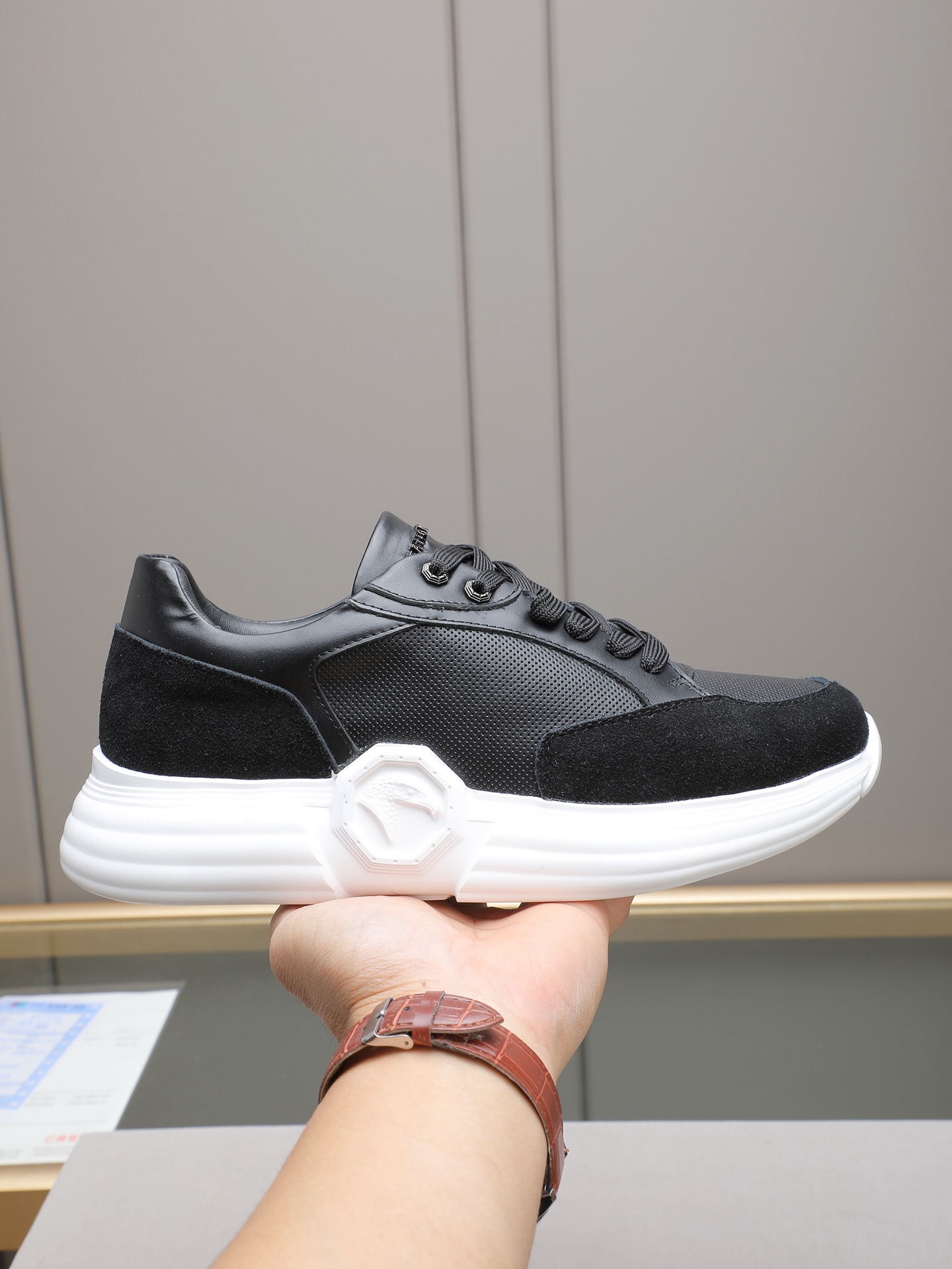 PP300 (PHILIPP PLEIN)菲利普普莱茵 网面 休闲 运动鞋 原版购入开发 做货 经典pp 轻便跑步鞋 前卫大胆的设计 更是融合了街头风格 让运动单品也变得时尚起来 富有层次感的鞋底 脚后跟部位的PHILIPP PLEIN金属logo以及鞋舌上的经典骷髅图案皆向大众展示PHILIPP PLEIN式的不羁与自由 ▪️ 面料:原版进口网组合牛绒牛皮 ▪️ 内里:原版定制透气网里 ▪️ 鞋底:原版开模 ▪️ (45定做)