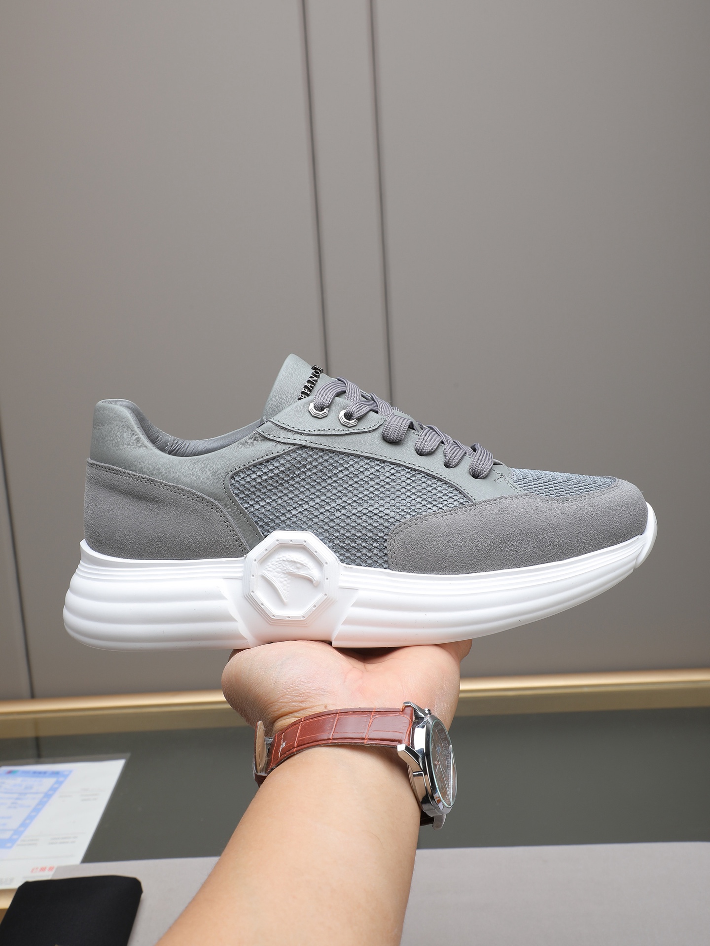 NO:620771,P (PHILIPP PLEIN) Mesh Casual Sports Shoes Original purchase, development and production Classic PP light running shoes Avant-garde and bold design It is a fusion of street style, making sports items fashionable. The layered sole, the PHILIPP PLEIN metal logo on the heel and the classic skull pattern on the tongue all show the uninhibited and free PHILIPP PLEIN style to the public. Fabric Original imported mesh combined with cow velvet and cowhide  Original custom-made breathable mesh lining. Original mold opening for soles. Size: 38-44 (customized at 45), PHILIPP PLEIN, sneakers, cowhide19860909P (PHILIPP PLEIN)菲利普普莱茵 网面 休闲 运动鞋 原版购入开发 做货 经典pp 轻便跑步鞋 前卫大胆的设计 更是融合了街头风格 让运动单品也变得时尚起来 富有层次感的鞋底 脚后跟部位的PHILIPP PLEIN金属logo以及鞋舌上的经典骷髅图案皆向大众展示PHILIPP PLEIN式的不羁与自由 面料原版进口网组合牛绒牛皮 内里原版定制透气网里 鞋底原版开模 Size:38-44（45定做）,,PHILIPP PLEIN,sneakers,cowhide,Men's shoes