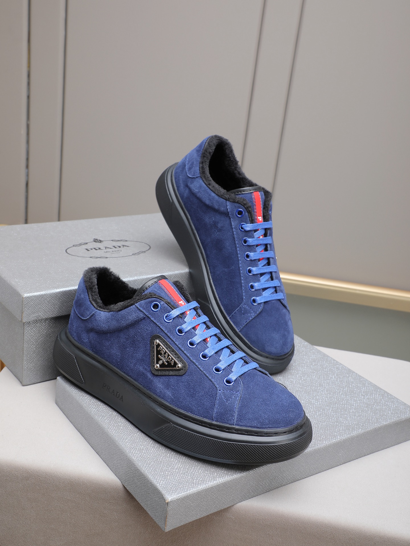 PP300 Prada/普拉达 男士新款休闲鞋,这款鞋面采用进口小牛皮+绒里!外侧饰以P家经典金属三角珐琅徽标,大底采用防滑运动发泡超轻大底,上脚脚感很好,洋气时髦单品!四色选!
Size:38-44(45定做)